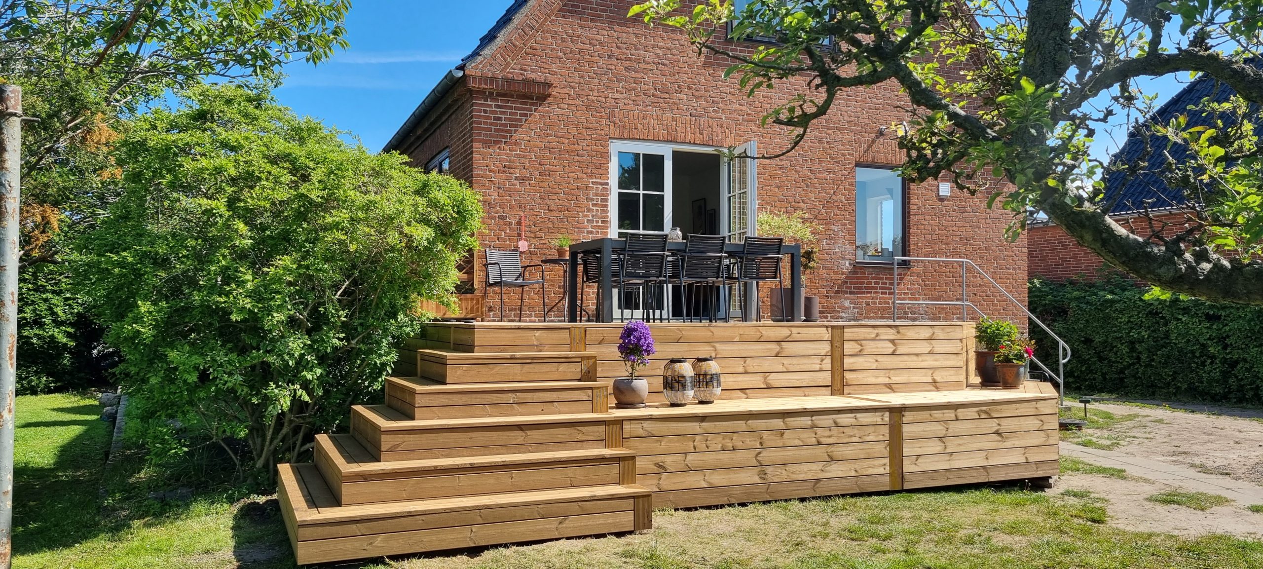 Jättestort trädäck med stora trappsteg