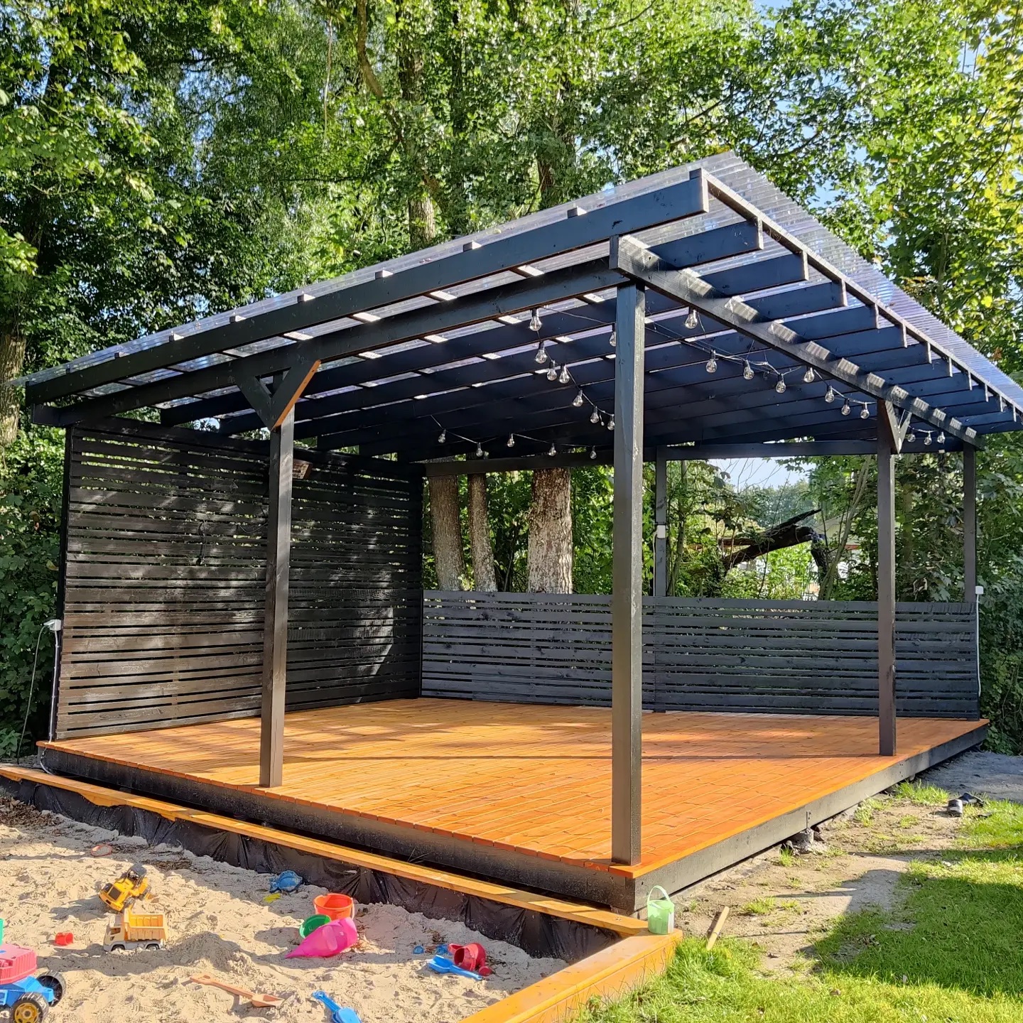 Katettu terassi vinoilla seinillä