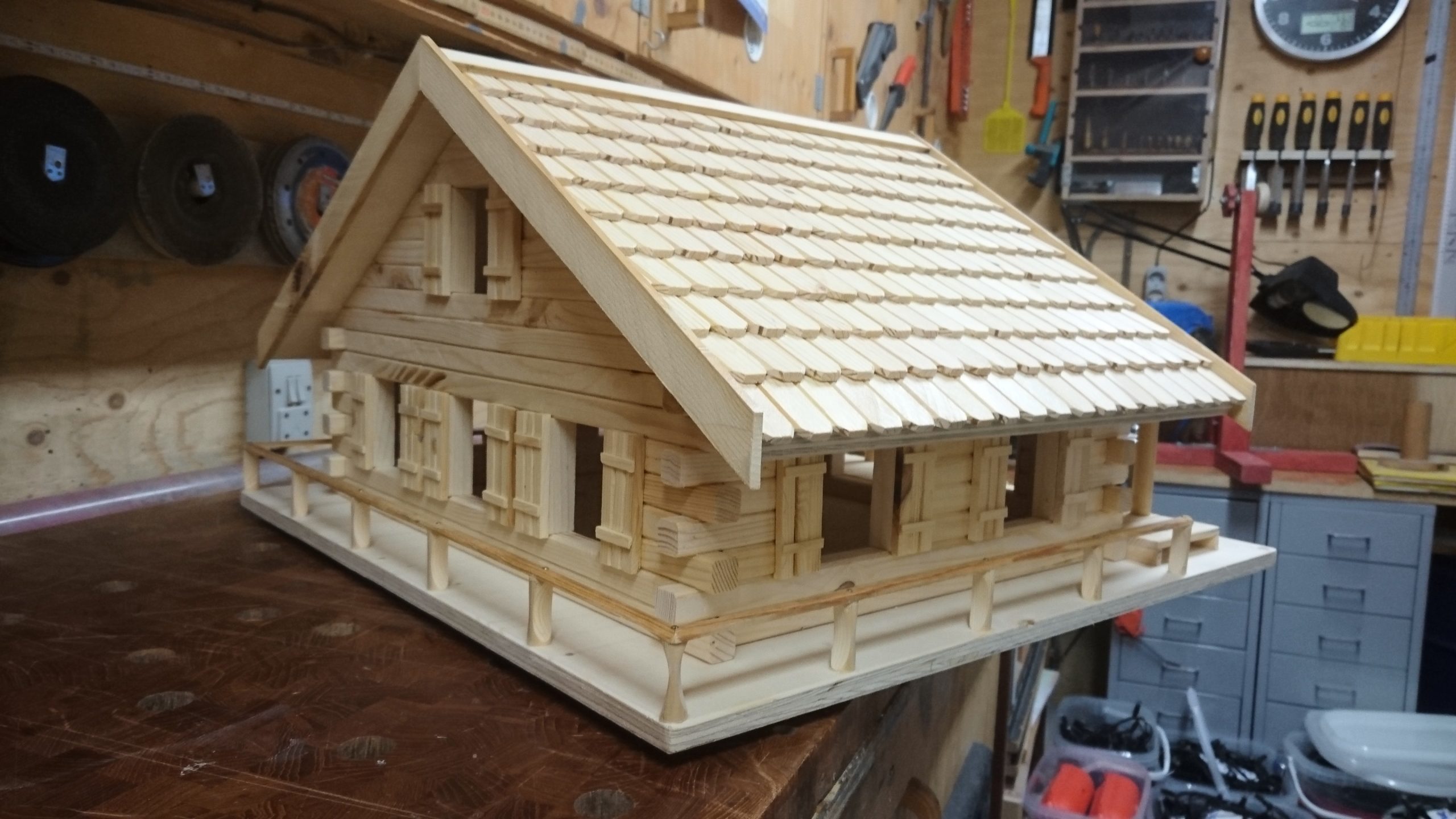 Fuglehus med indbygget affaldsskakt