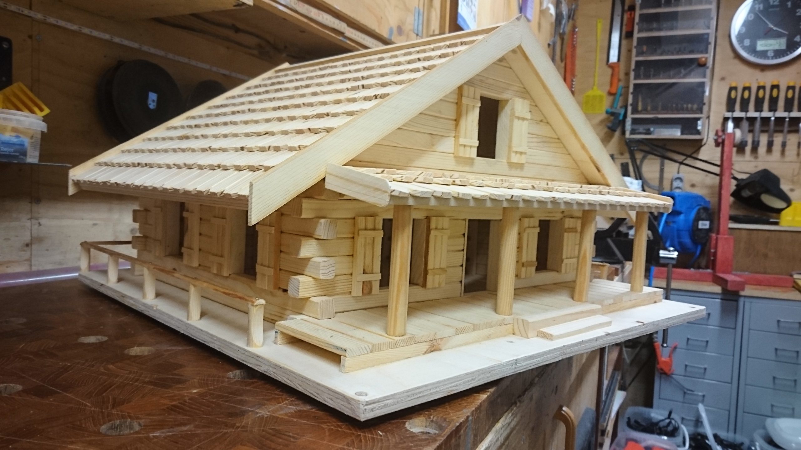 Linnunpönttö jätekuilulla