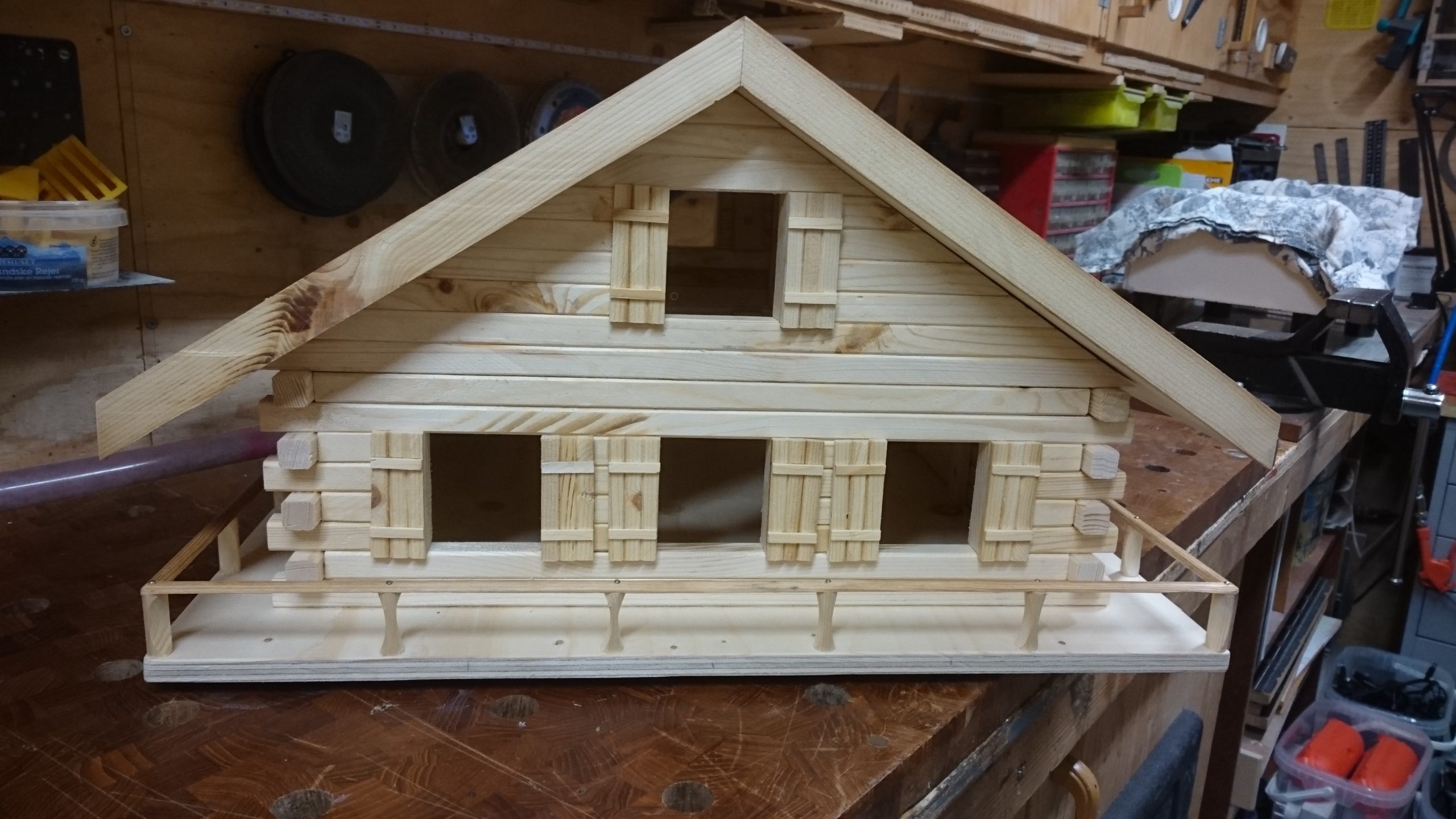 Linnunpönttö jätekuilulla