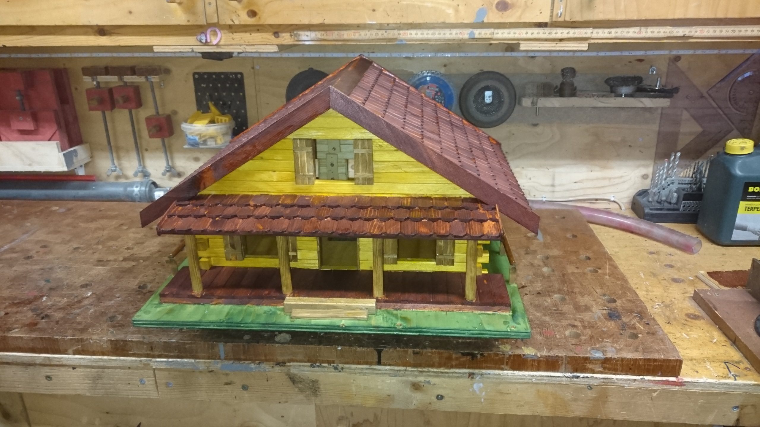 Linnunpönttö jätekuilulla