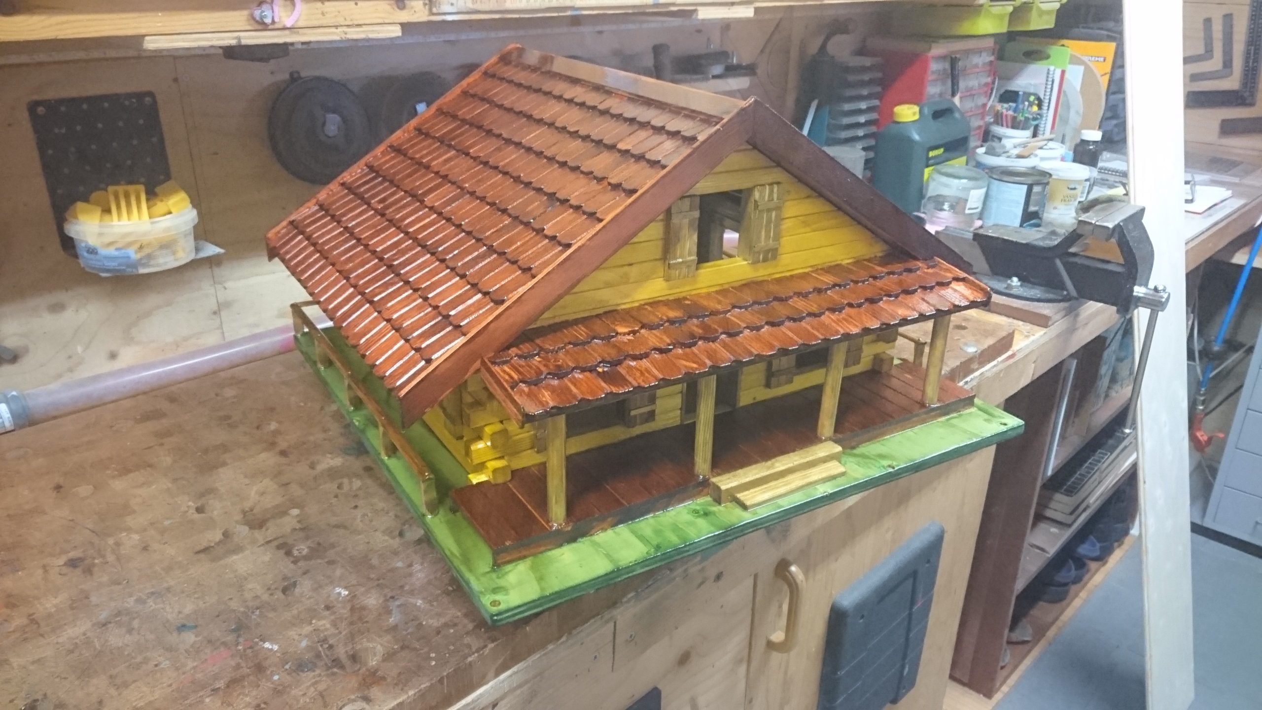 Linnunpönttö jätekuilulla