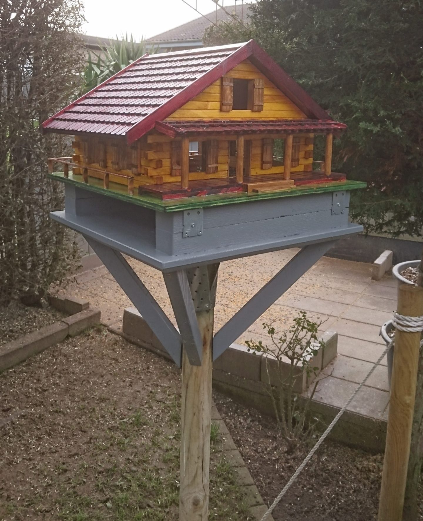 Fuglehus med indbygget affaldsskakt