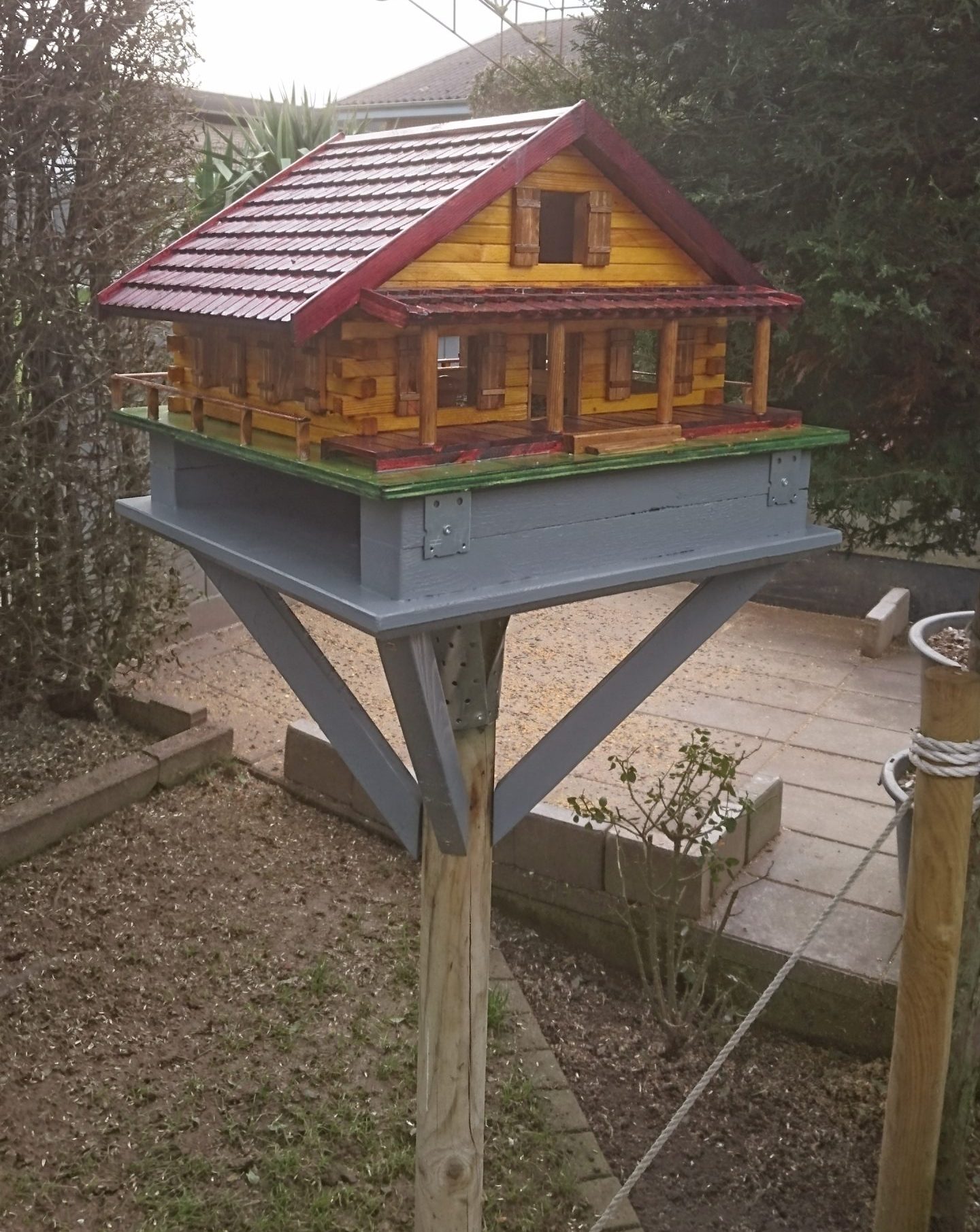 Fuglehus med innebygd avfallssjakt