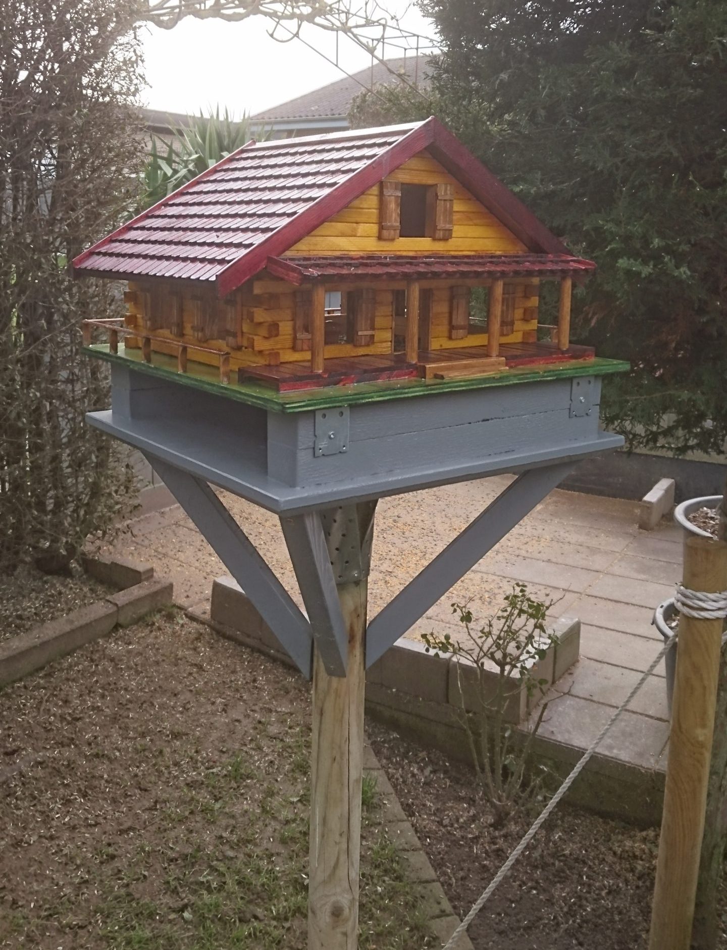 Fågelbord med inbyggd soplucka