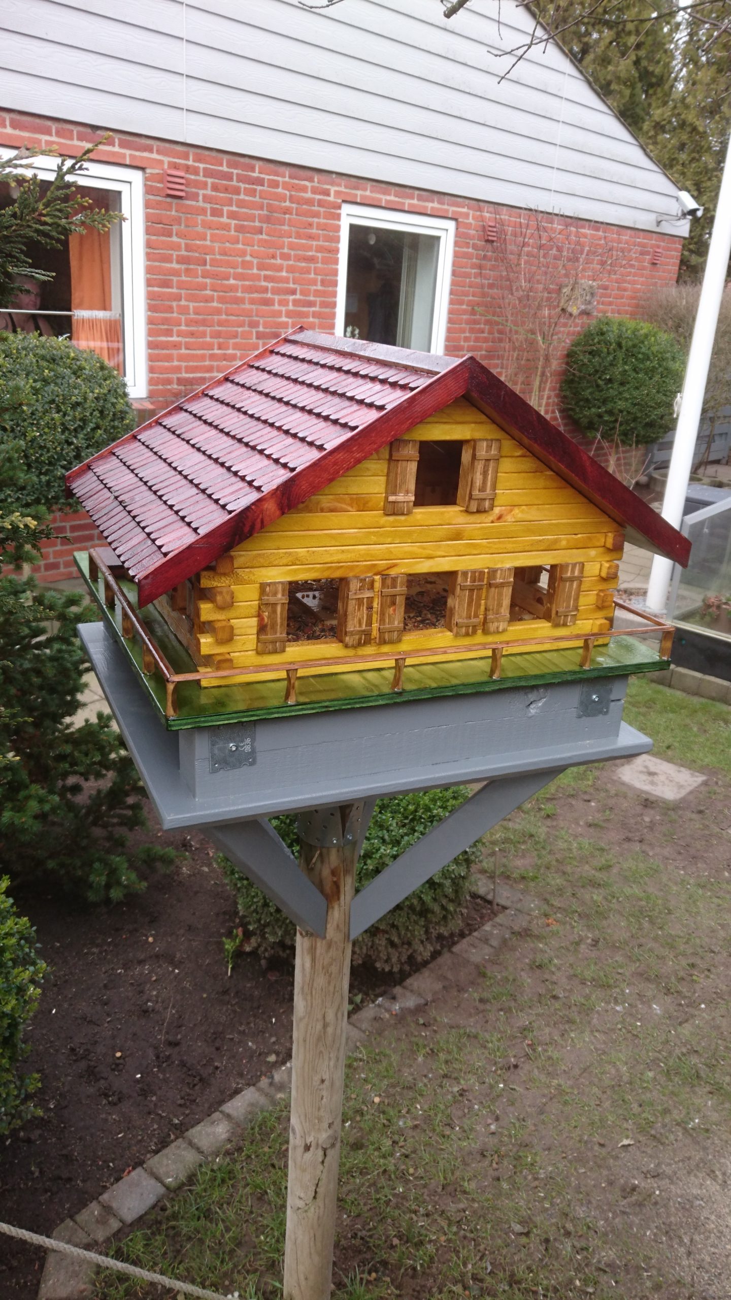 Linnunpönttö jätekuilulla