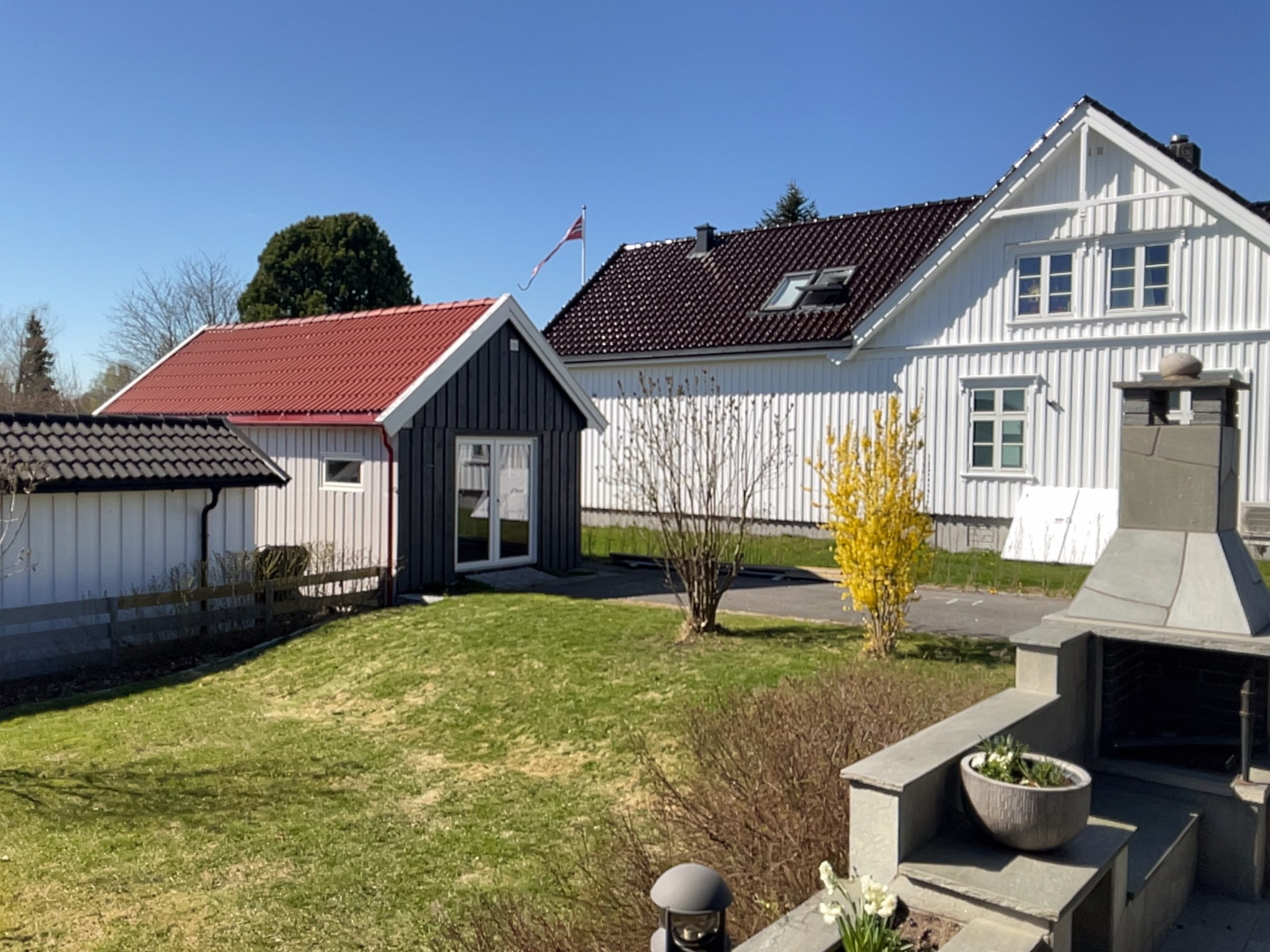 Halvt overdækket træterrasse