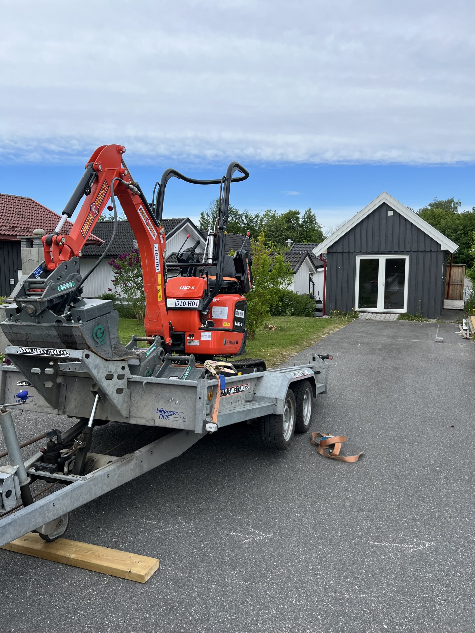 Halvt overdækket træterrasse