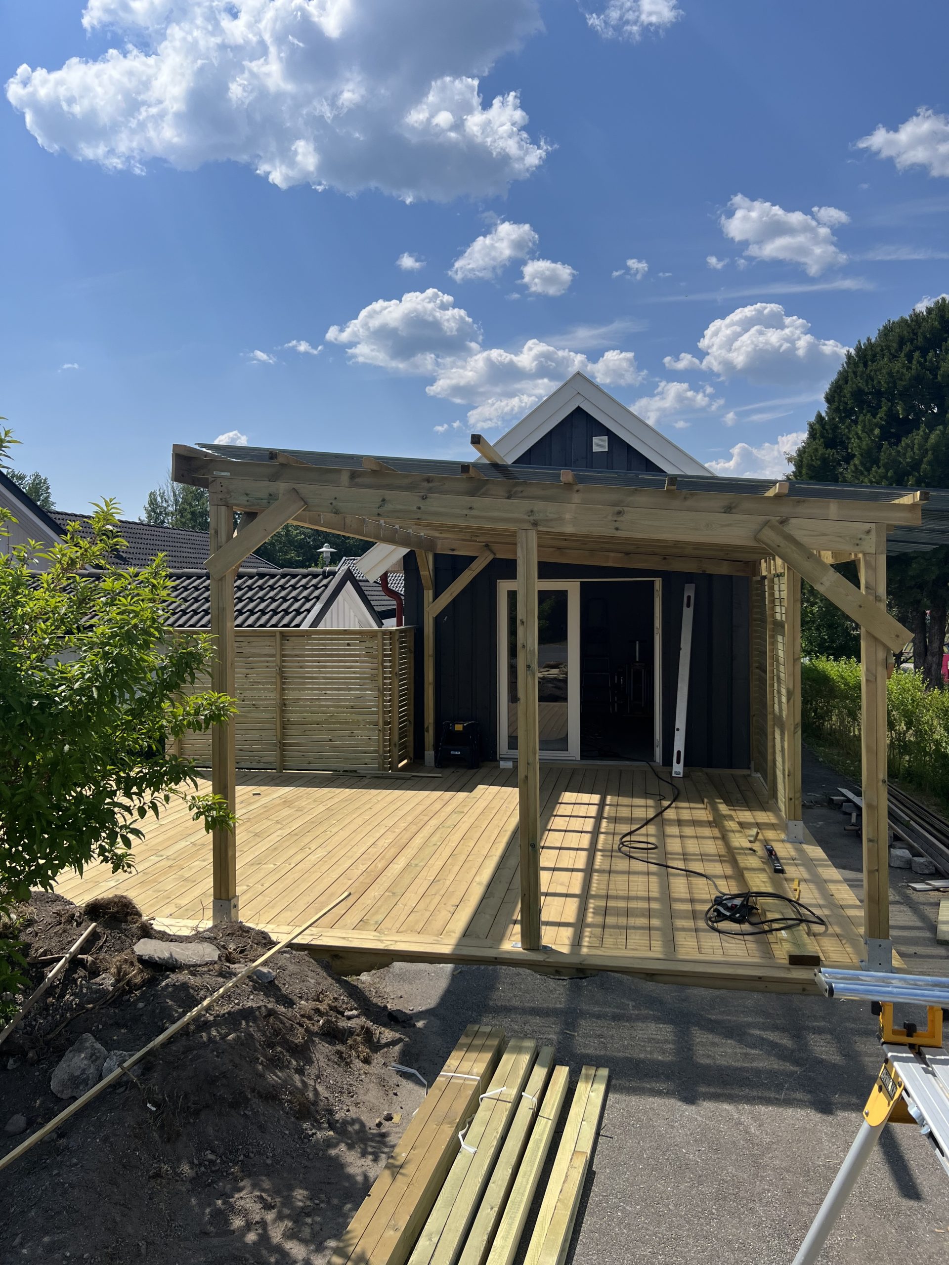 Halvt overdækket træterrasse