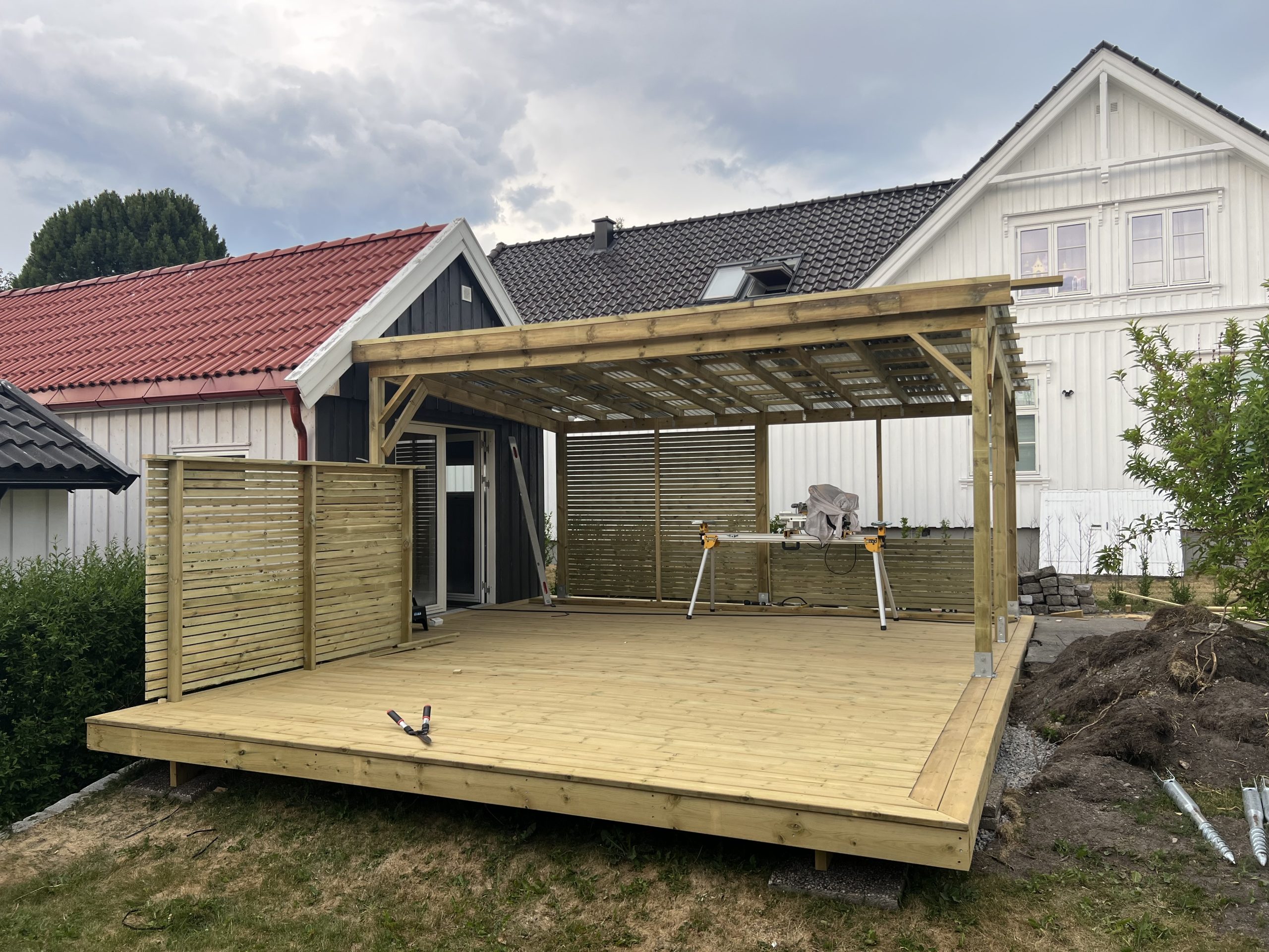 Halvt overdækket træterrasse