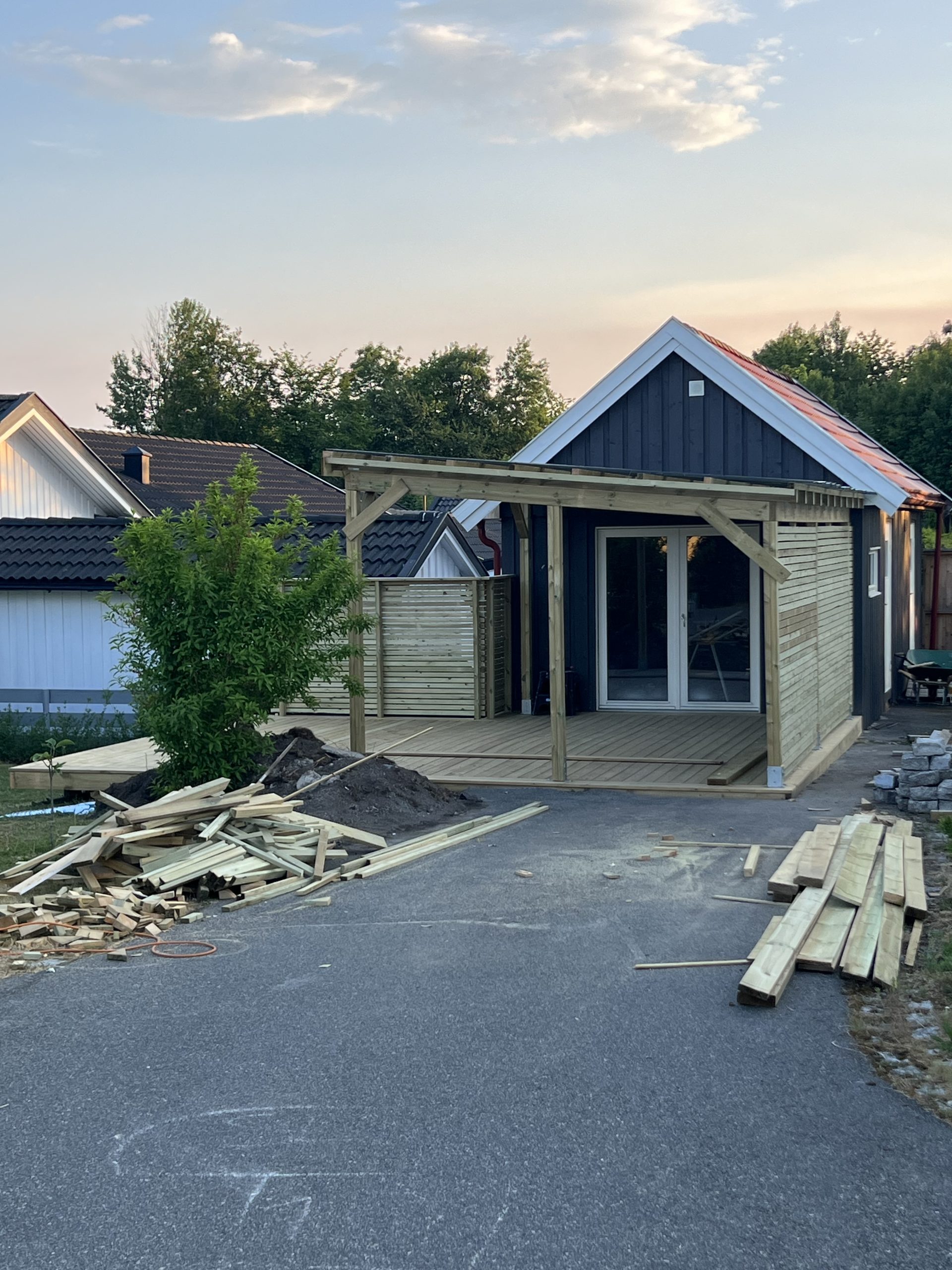 Halvt overdækket træterrasse