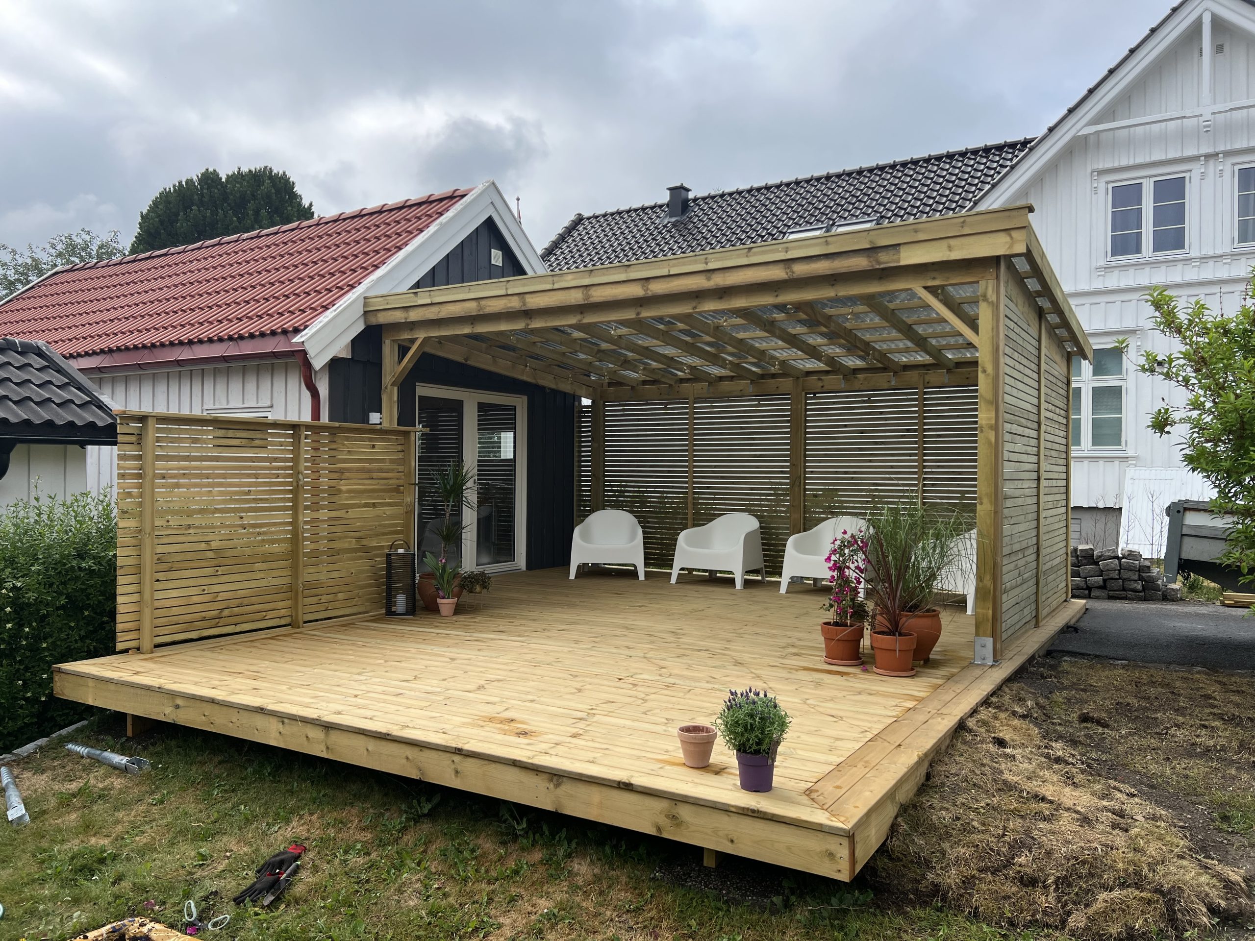 Halvt overdækket træterrasse