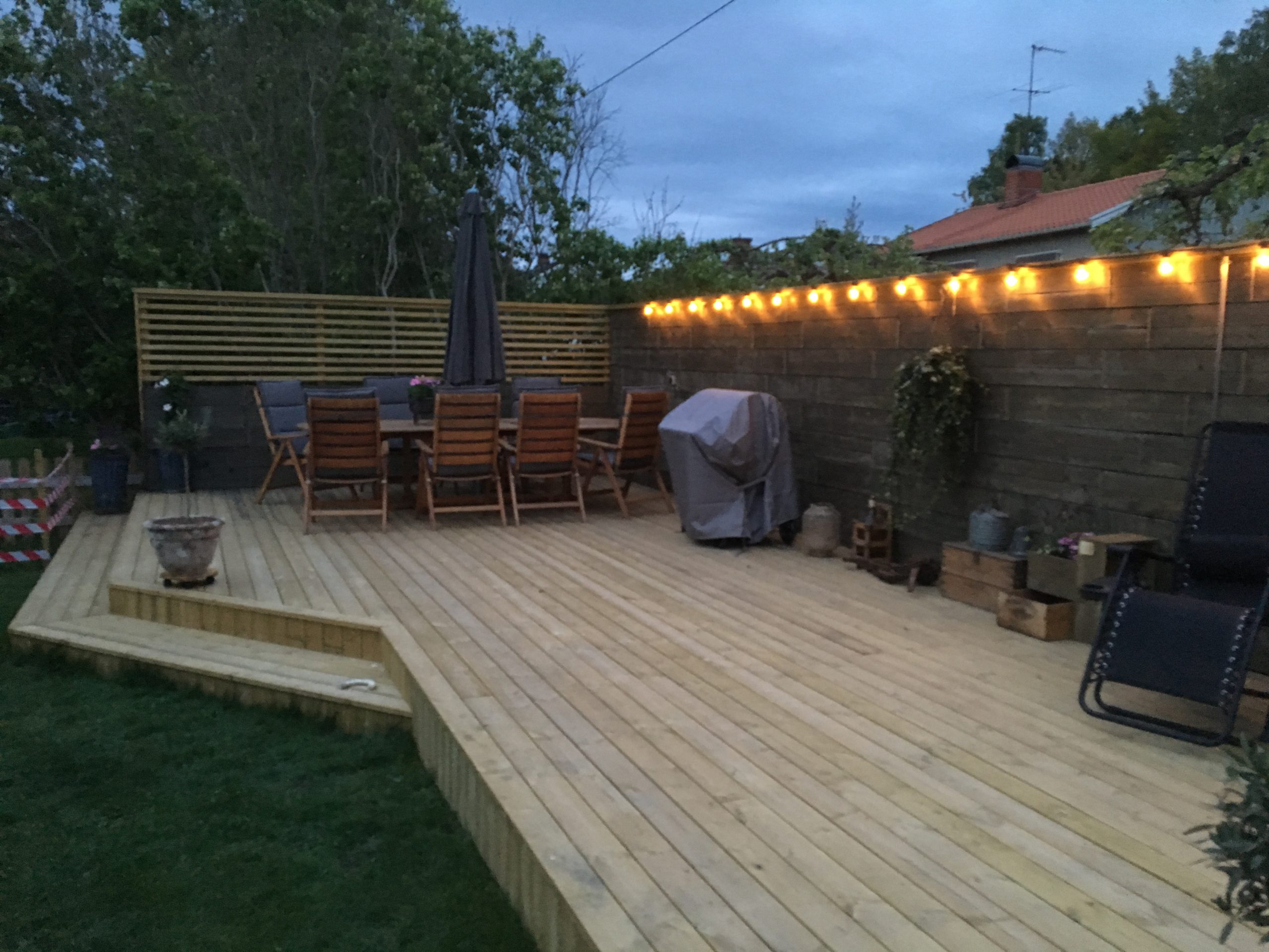 Træterrasse af genbrugte pallerammer