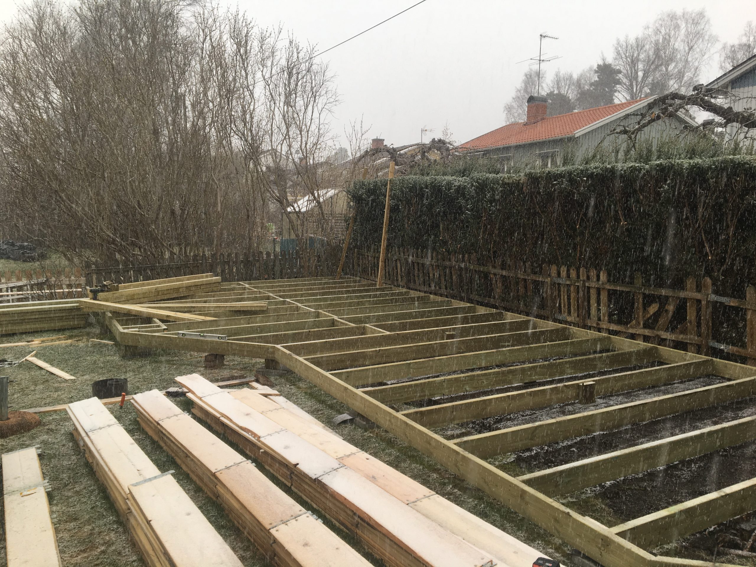 Træterrasse af genbrugte pallerammer