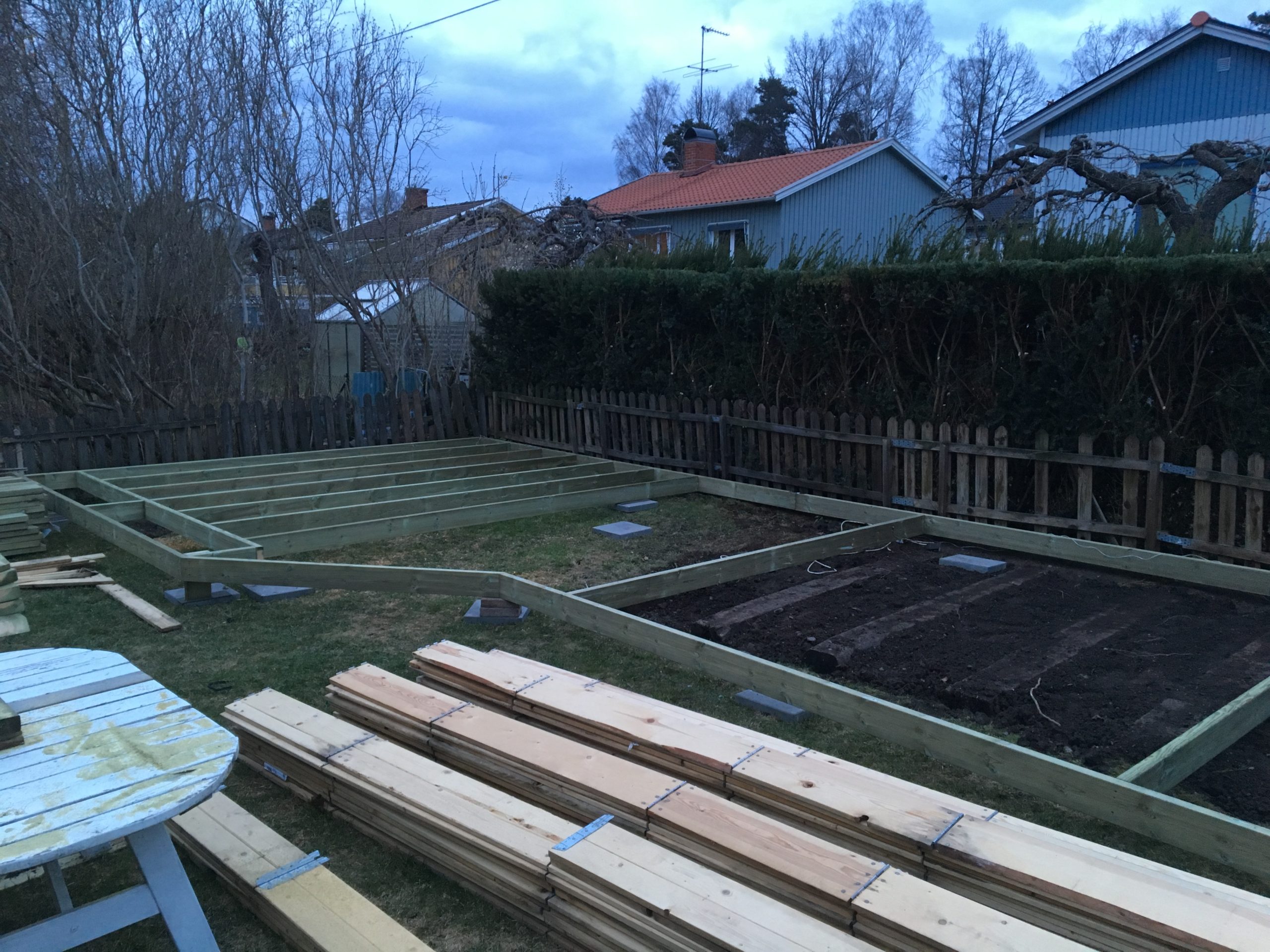 Træterrasse af genbrugte pallerammer