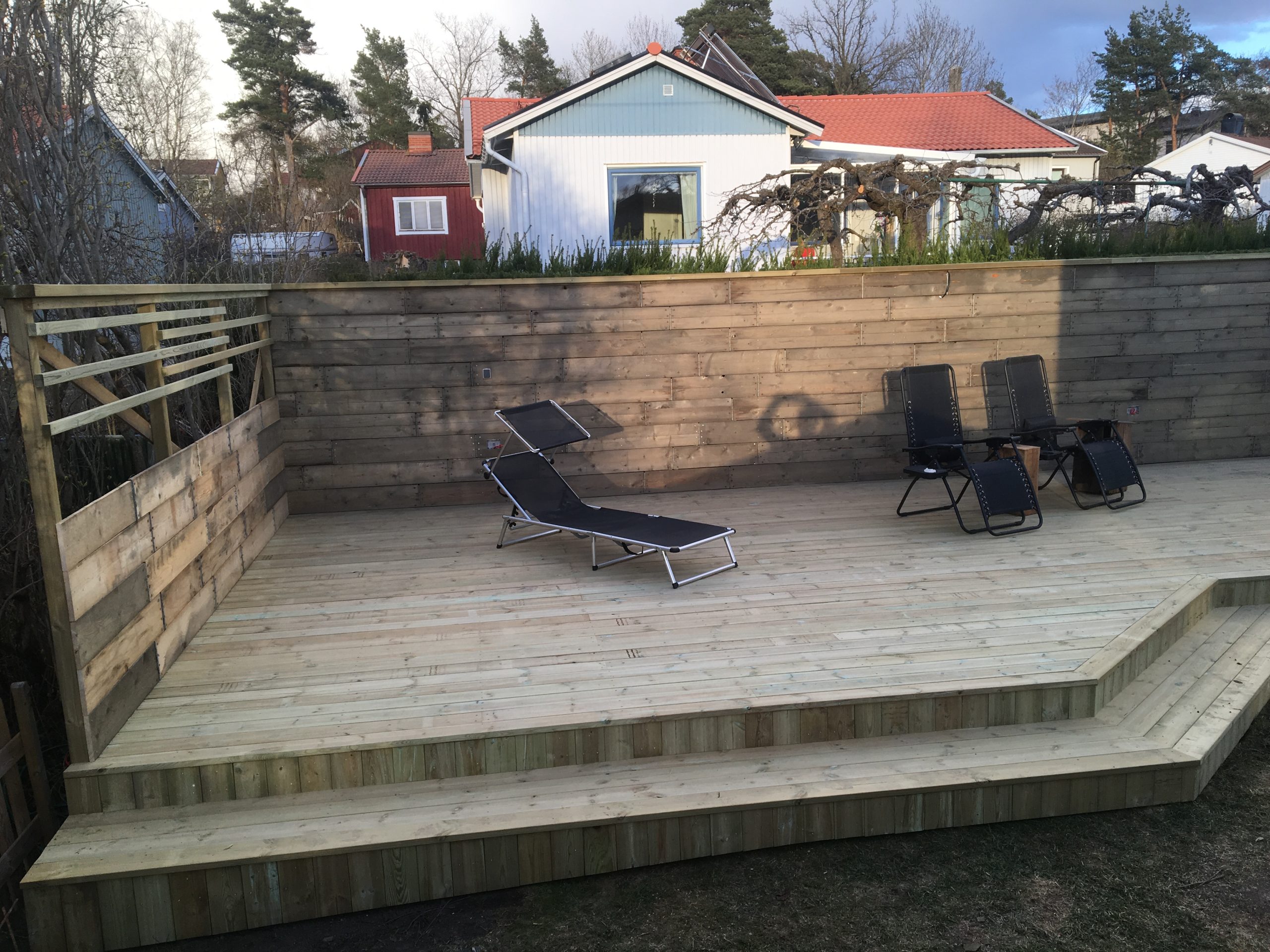 Træterrasse af genbrugte pallerammer