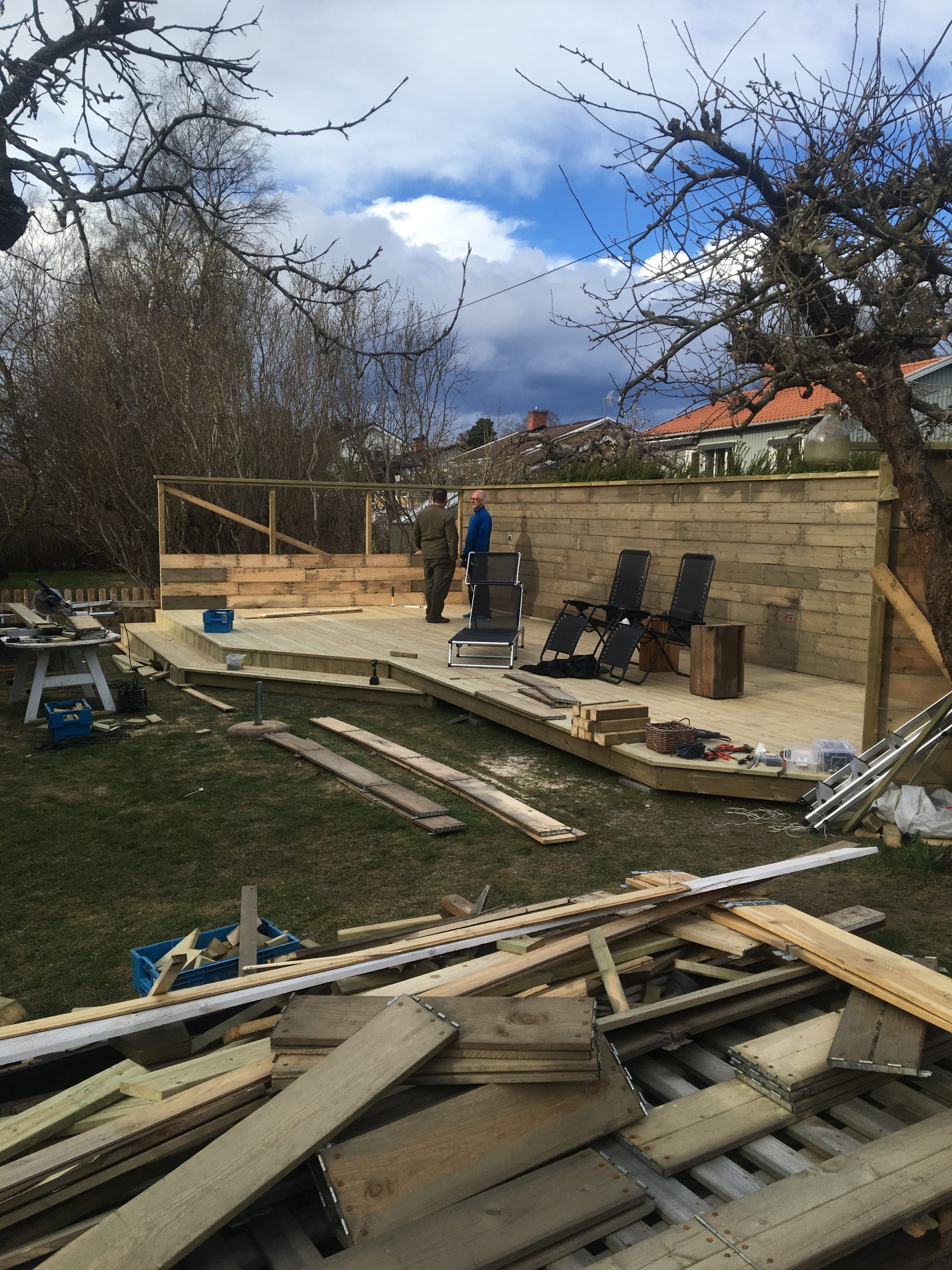 Træterrasse af genbrugte pallerammer