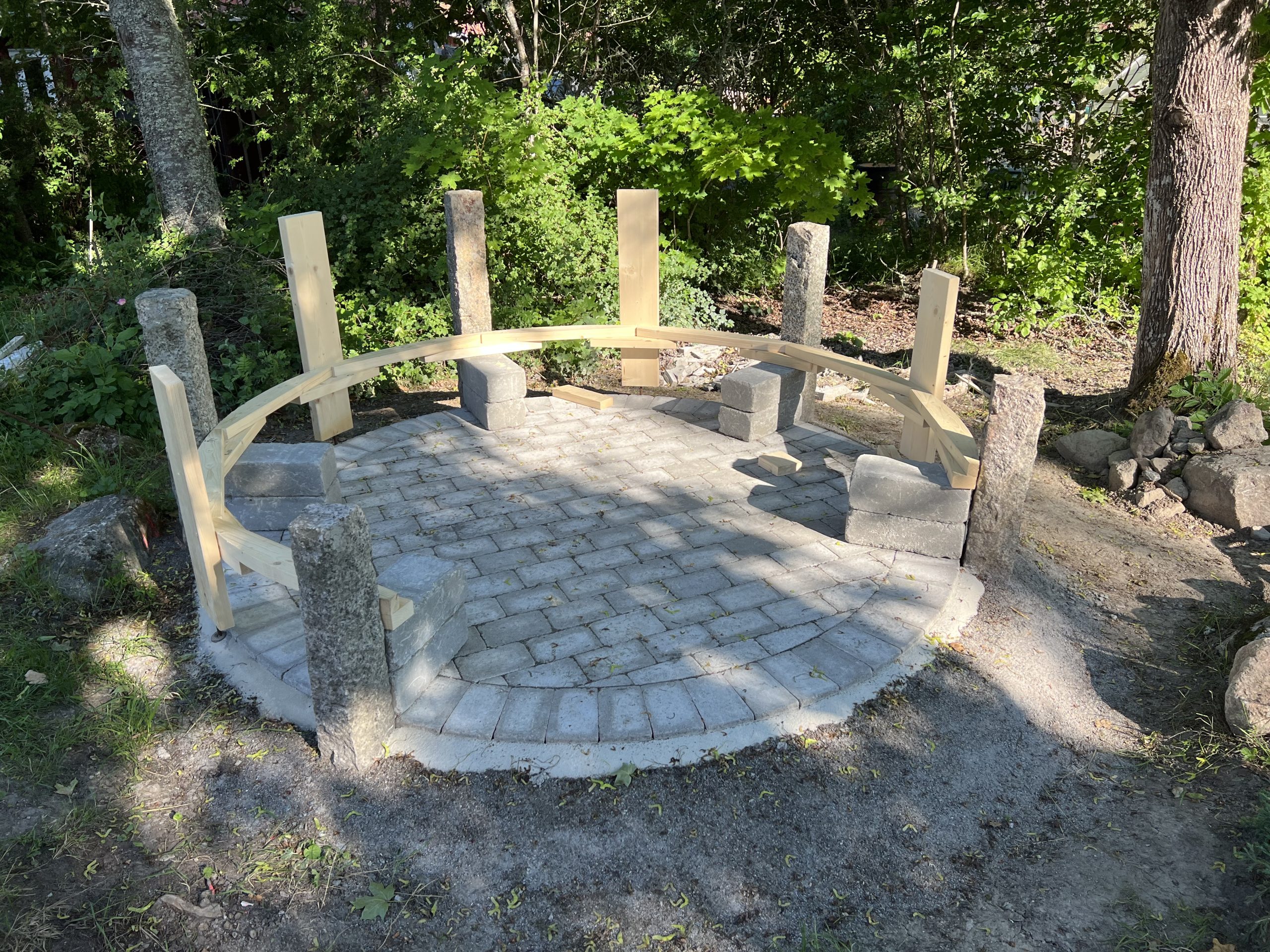 Grillplass i tre og stein