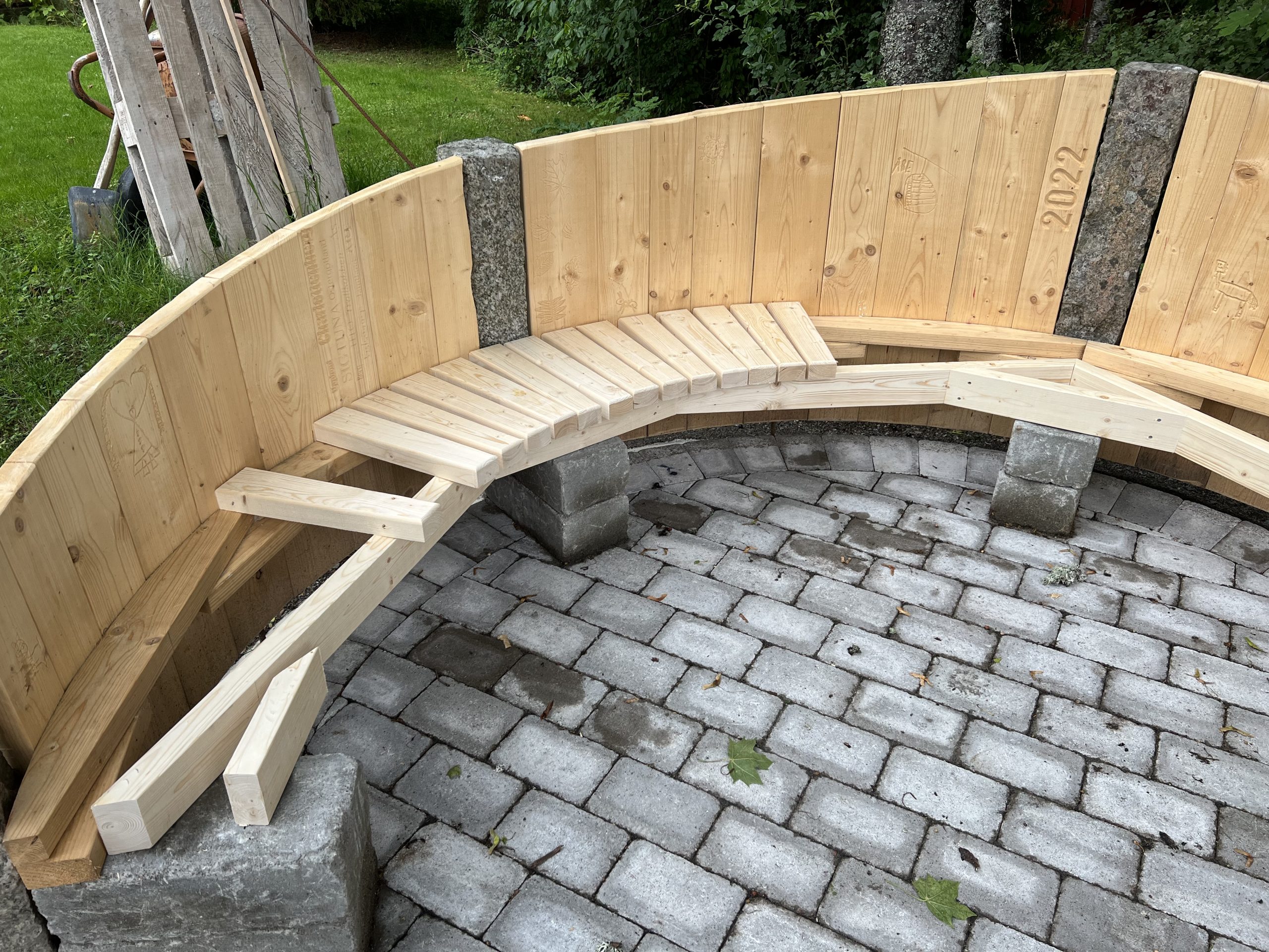 Grillplass i tre og stein