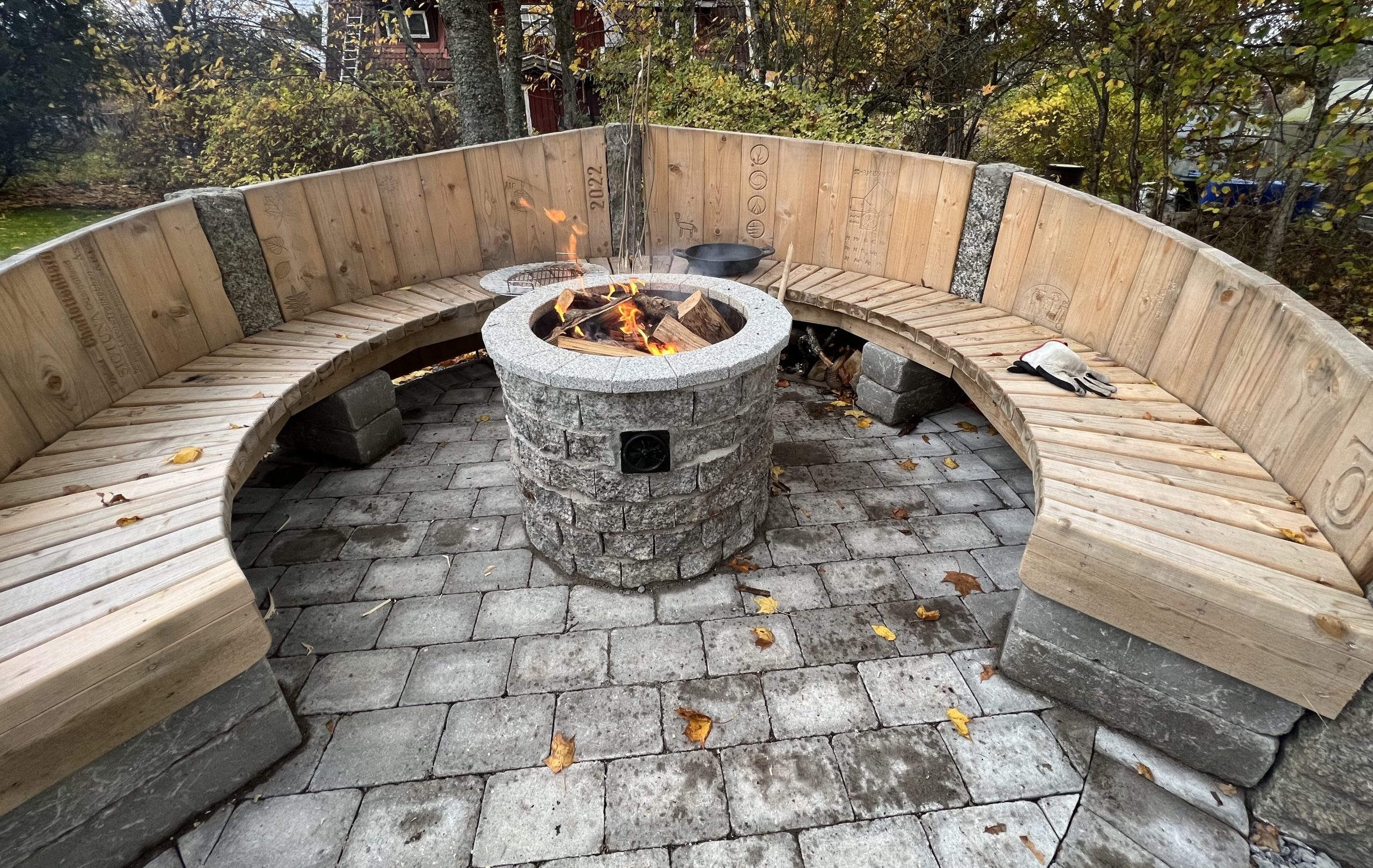 Grillplass i tre og stein