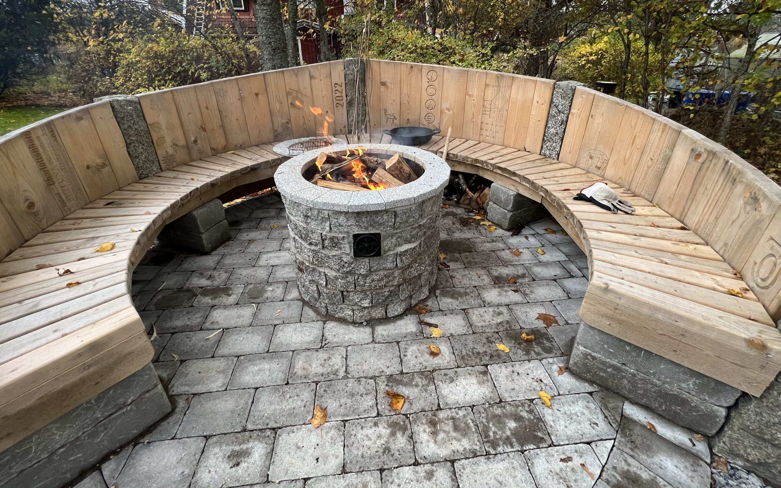 Grillplats i trä och sten