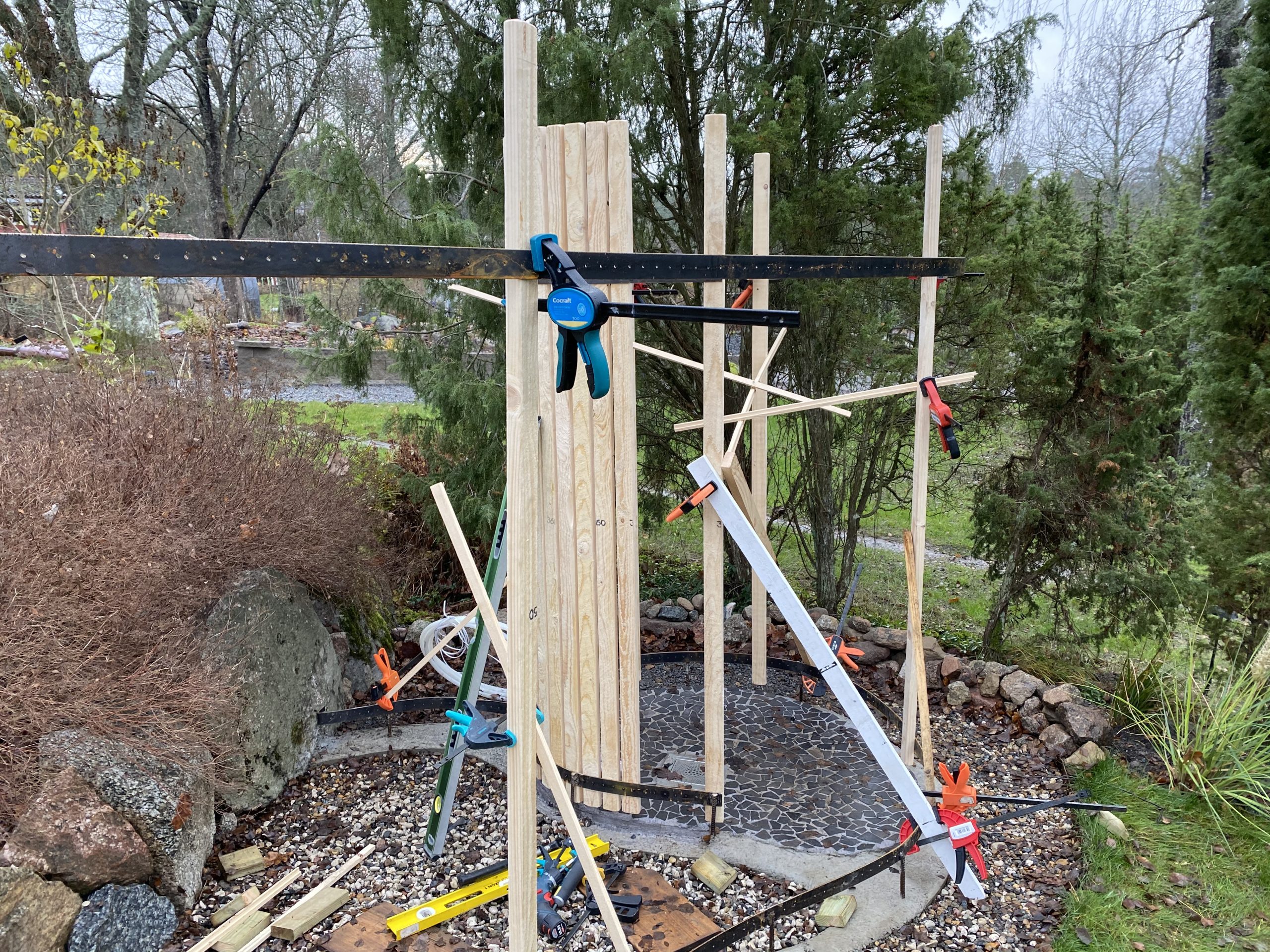 Udendørs bruser af trælister