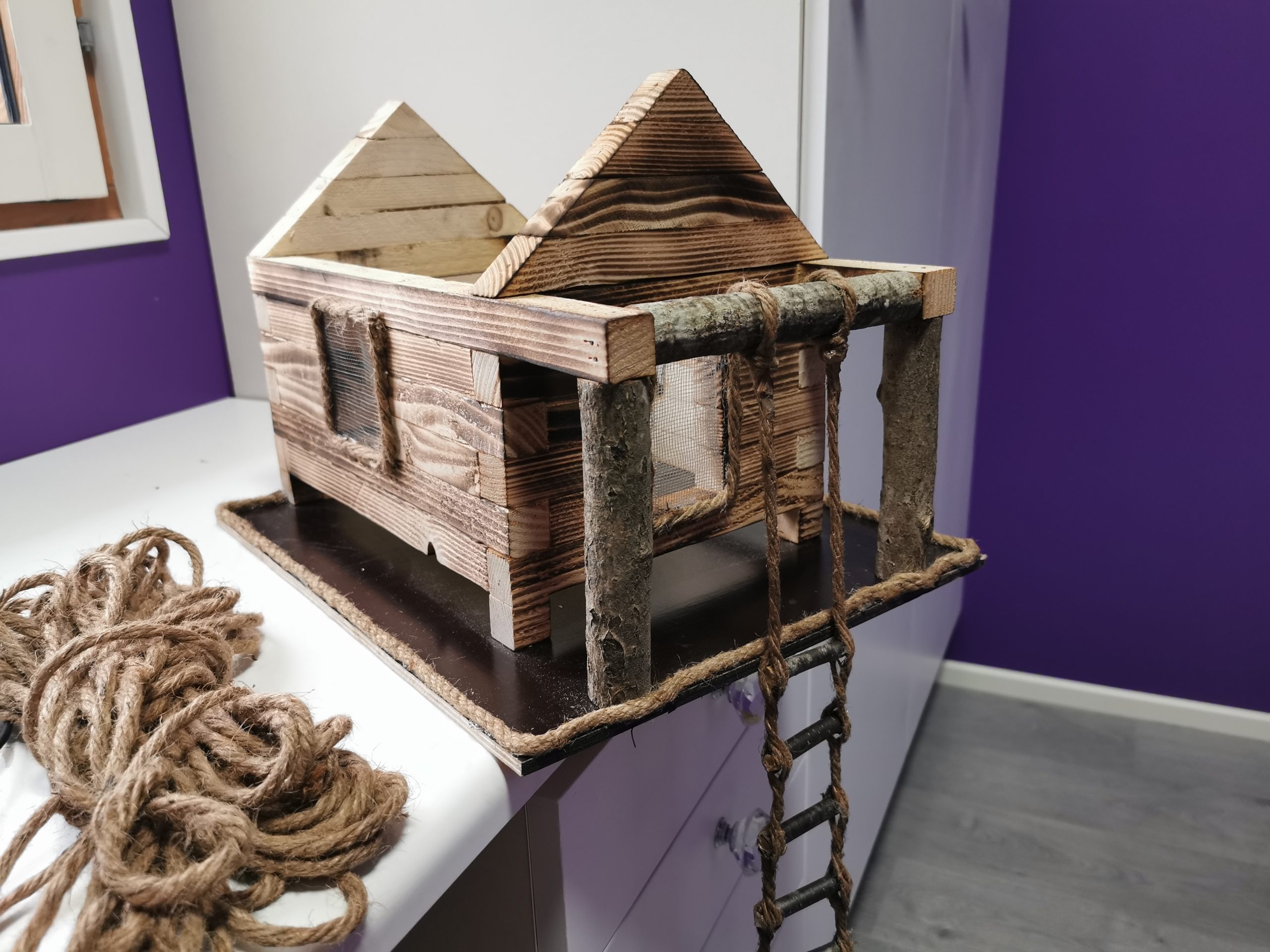 Linnunpönttö liekitetystä puusta