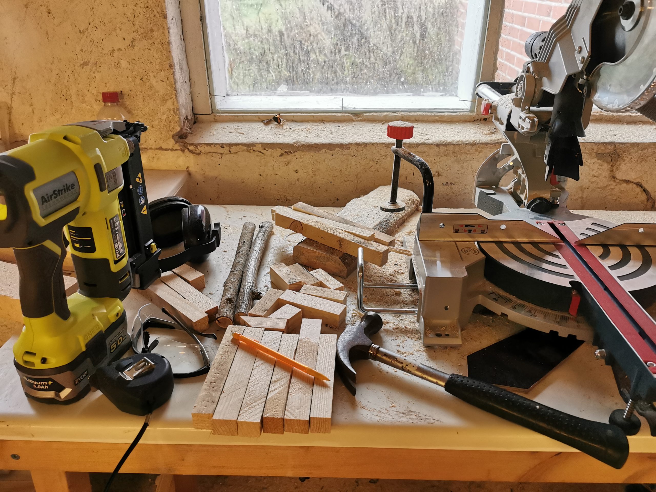 Linnunpönttö liekitetystä puusta