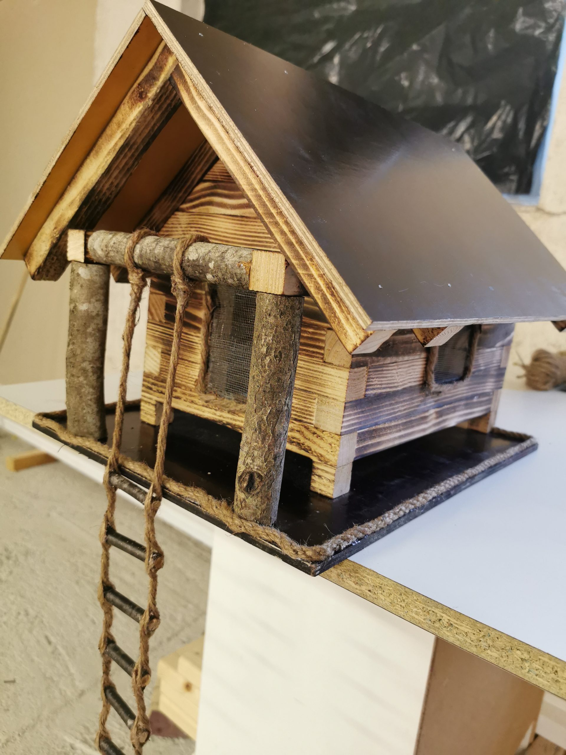 Linnunpönttö liekitetystä puusta