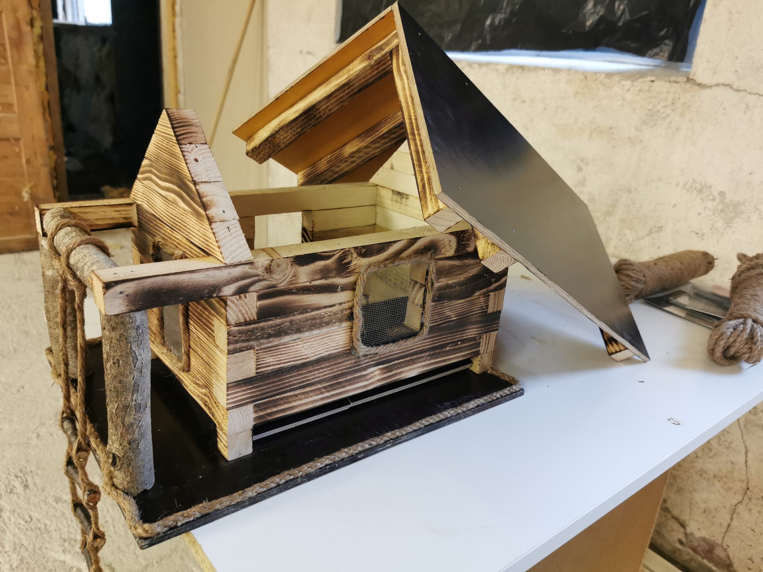 Linnunpönttö liekitetystä puusta