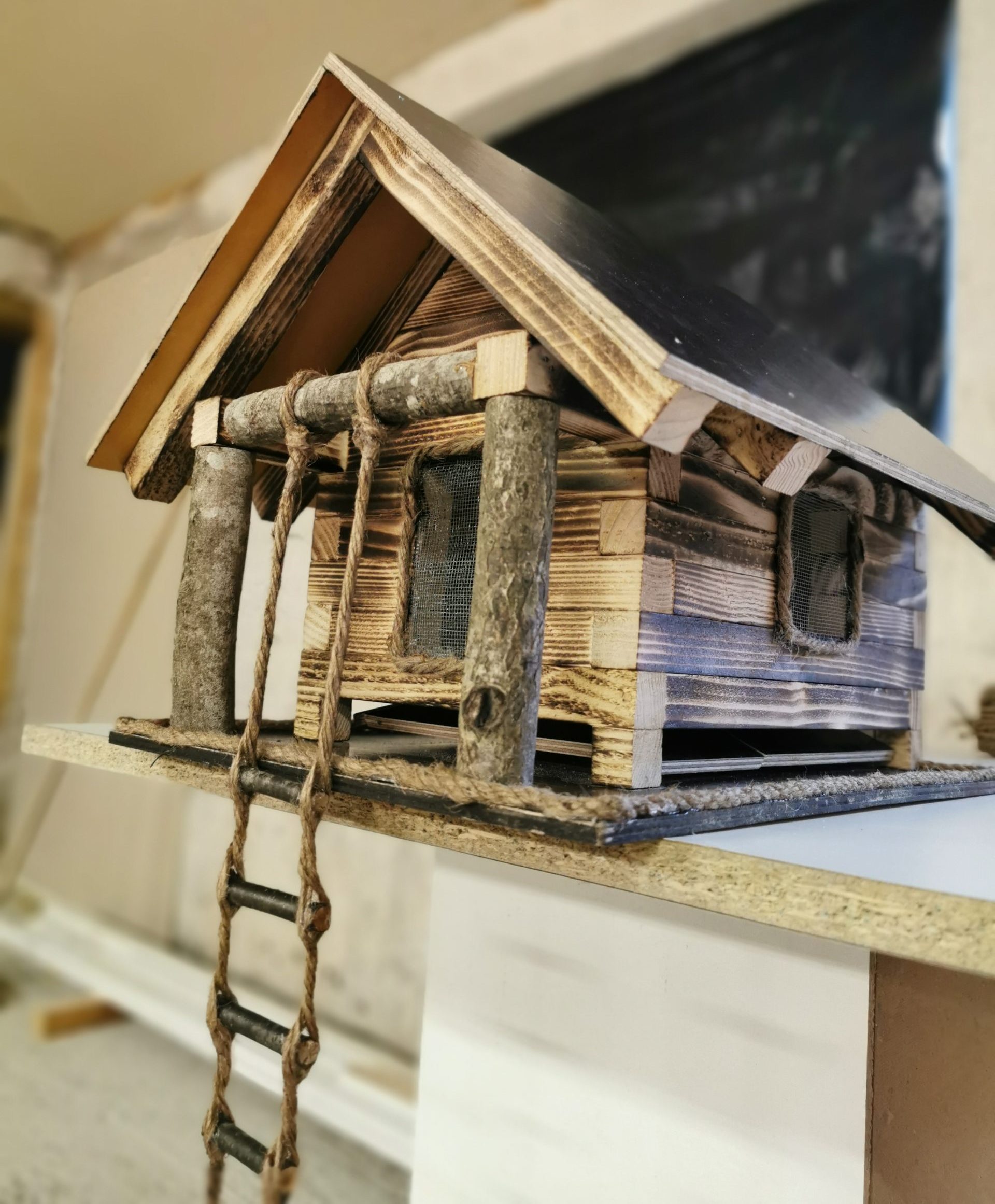 Fuglehus i brent tre