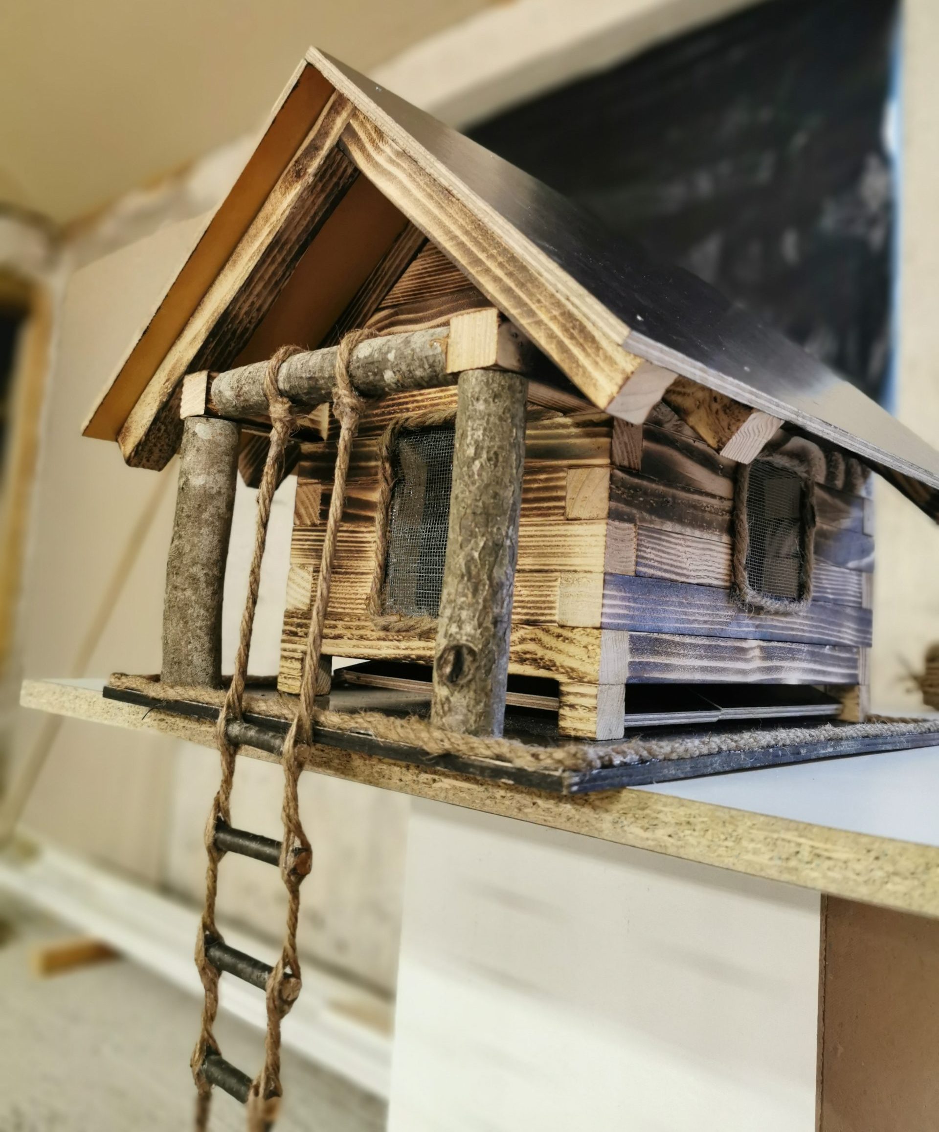 Fågelbord av bränt trä