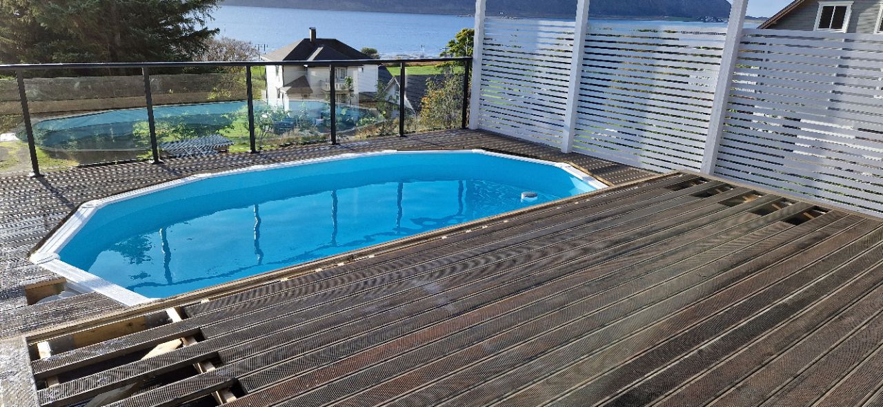 Svømmebasseng med overbygg