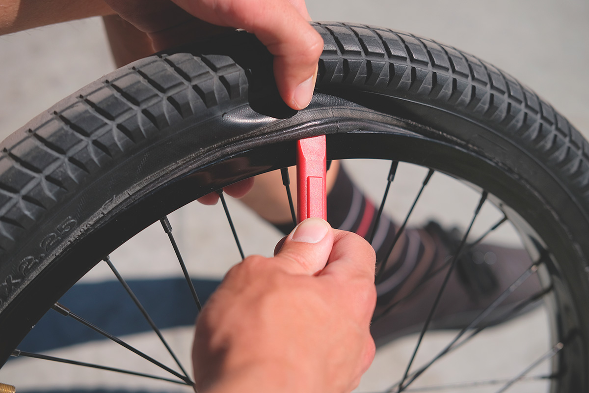 Cykeldæk, der bliver frigjort med et dækjern.