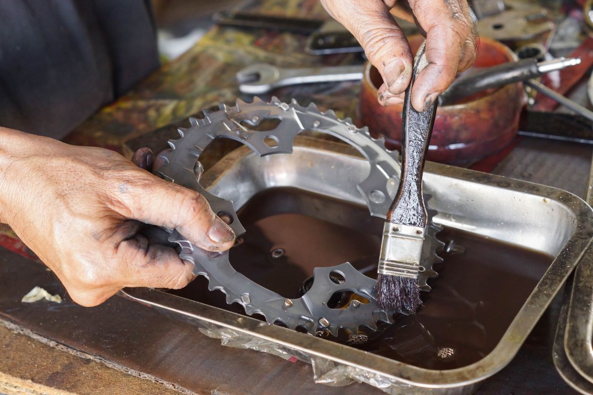 Man rengör kugghjul med kemiskt ren bensin