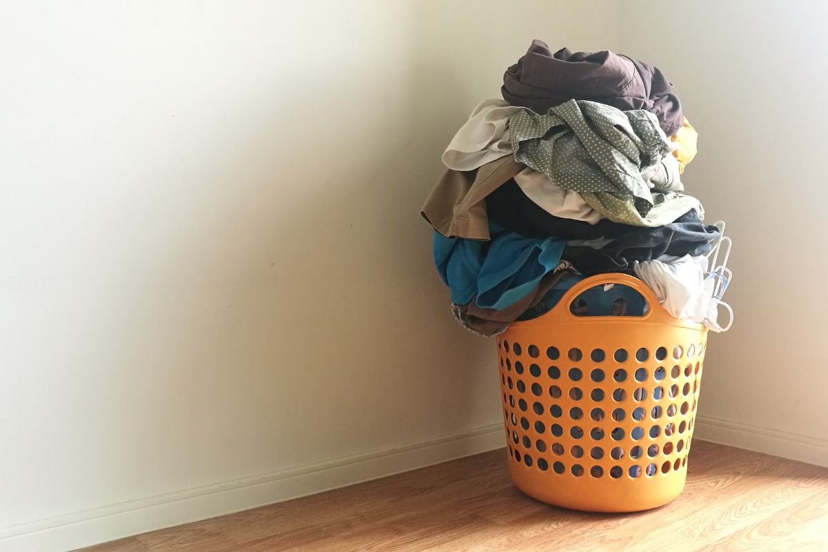 Haisevat vaatteet pyykkikorissa