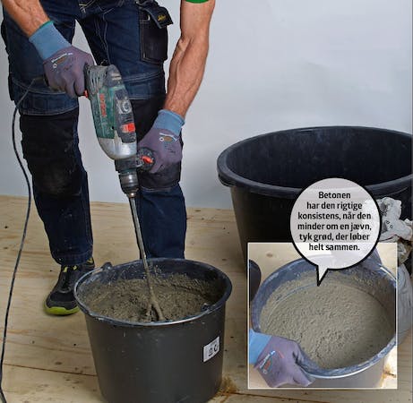 Beton fuglebad | Bland tørbetonen med vandet, og rør grundigt.