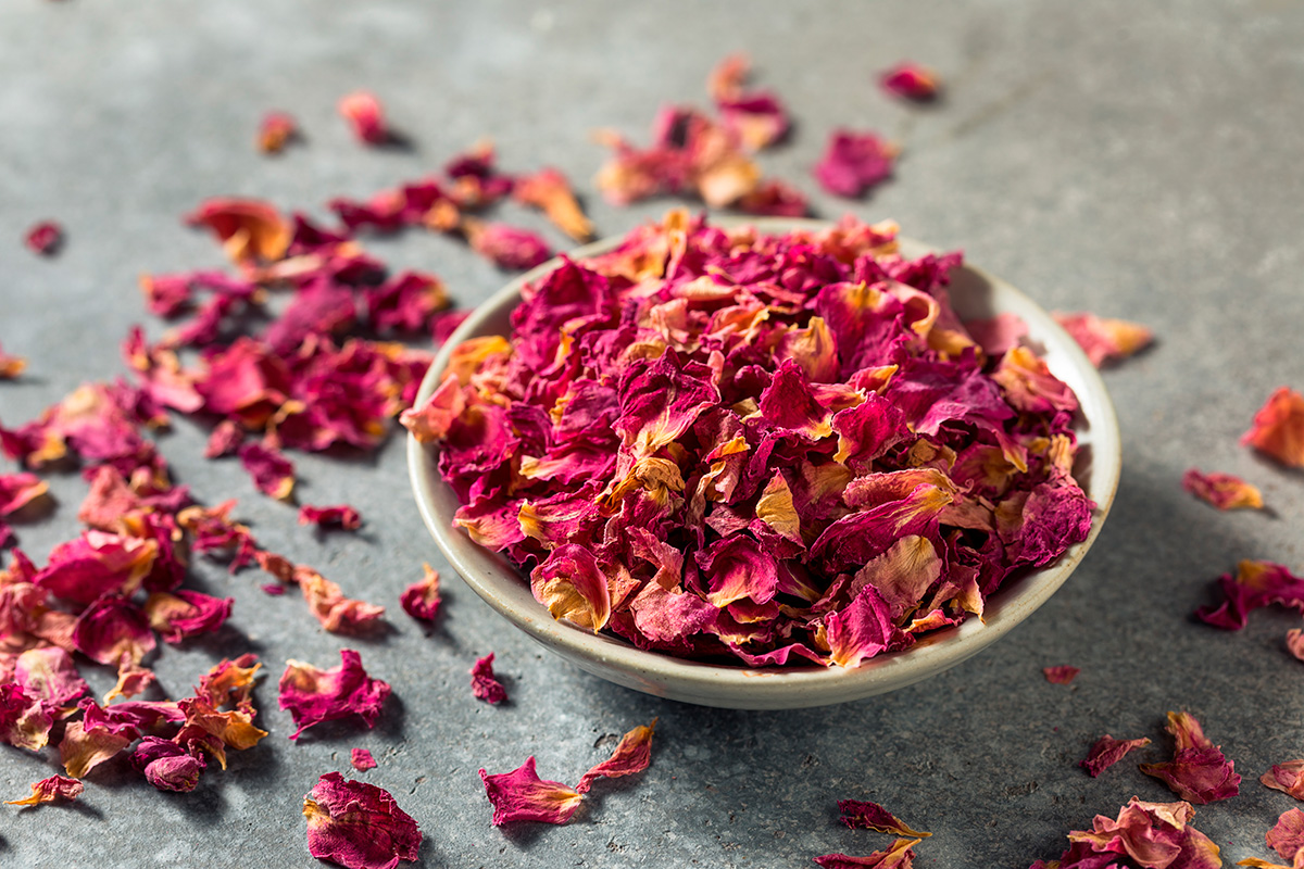 Torkade rosenblad i en skål.