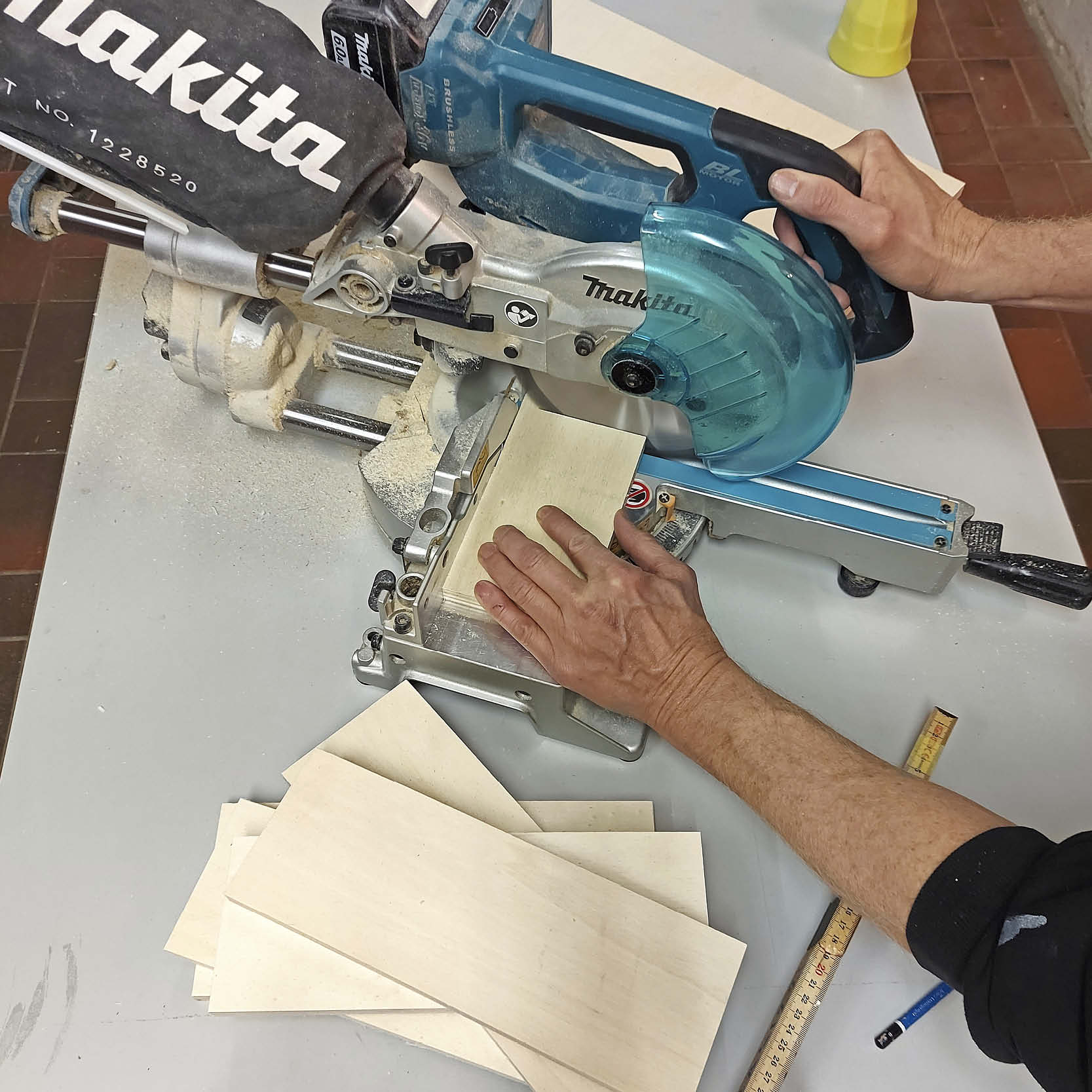 Perhoshotellin pihalle: Aloita sahaamalla kaikki osat tarkasti.