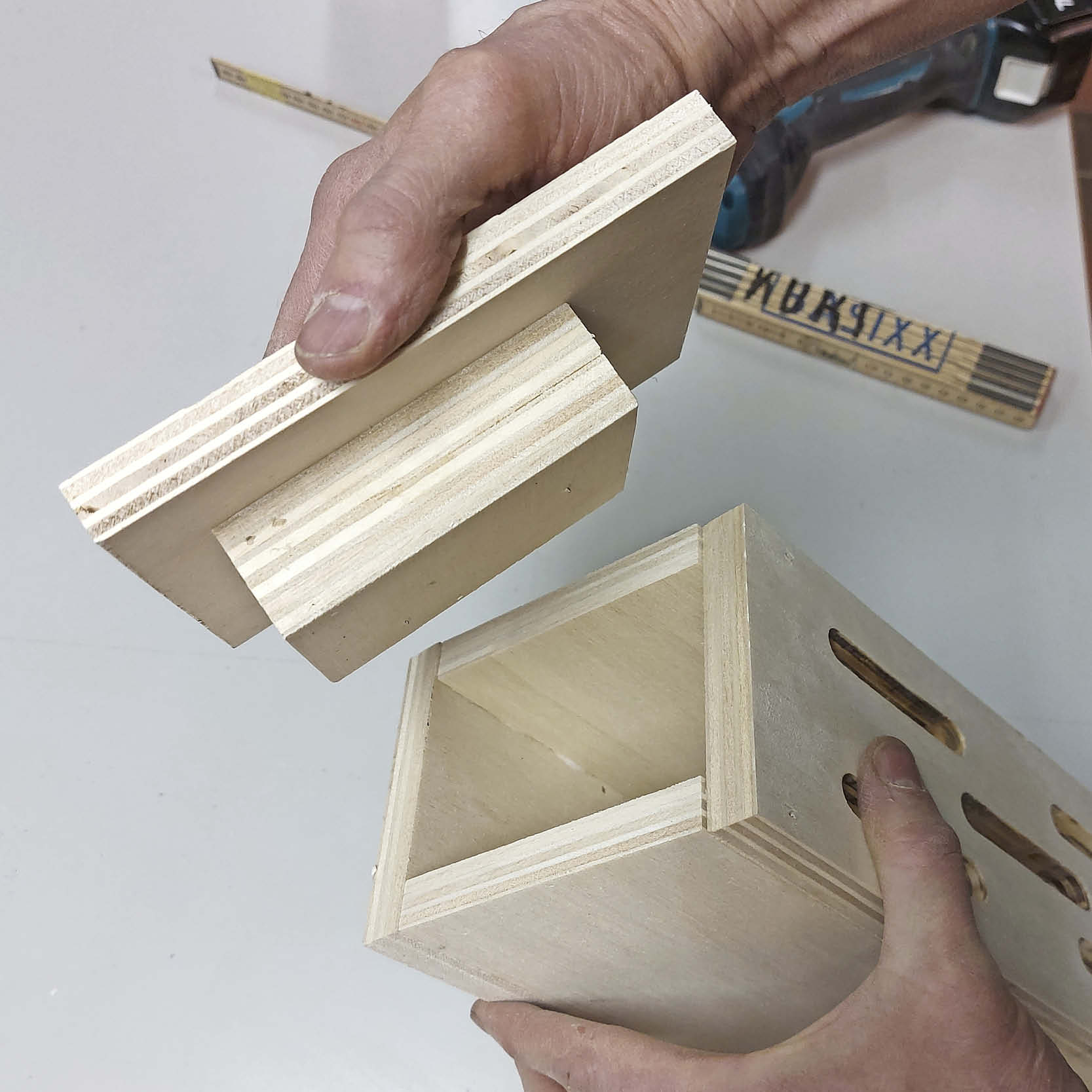 Perhoshotellin pihalle: Katon voi irrottaa.