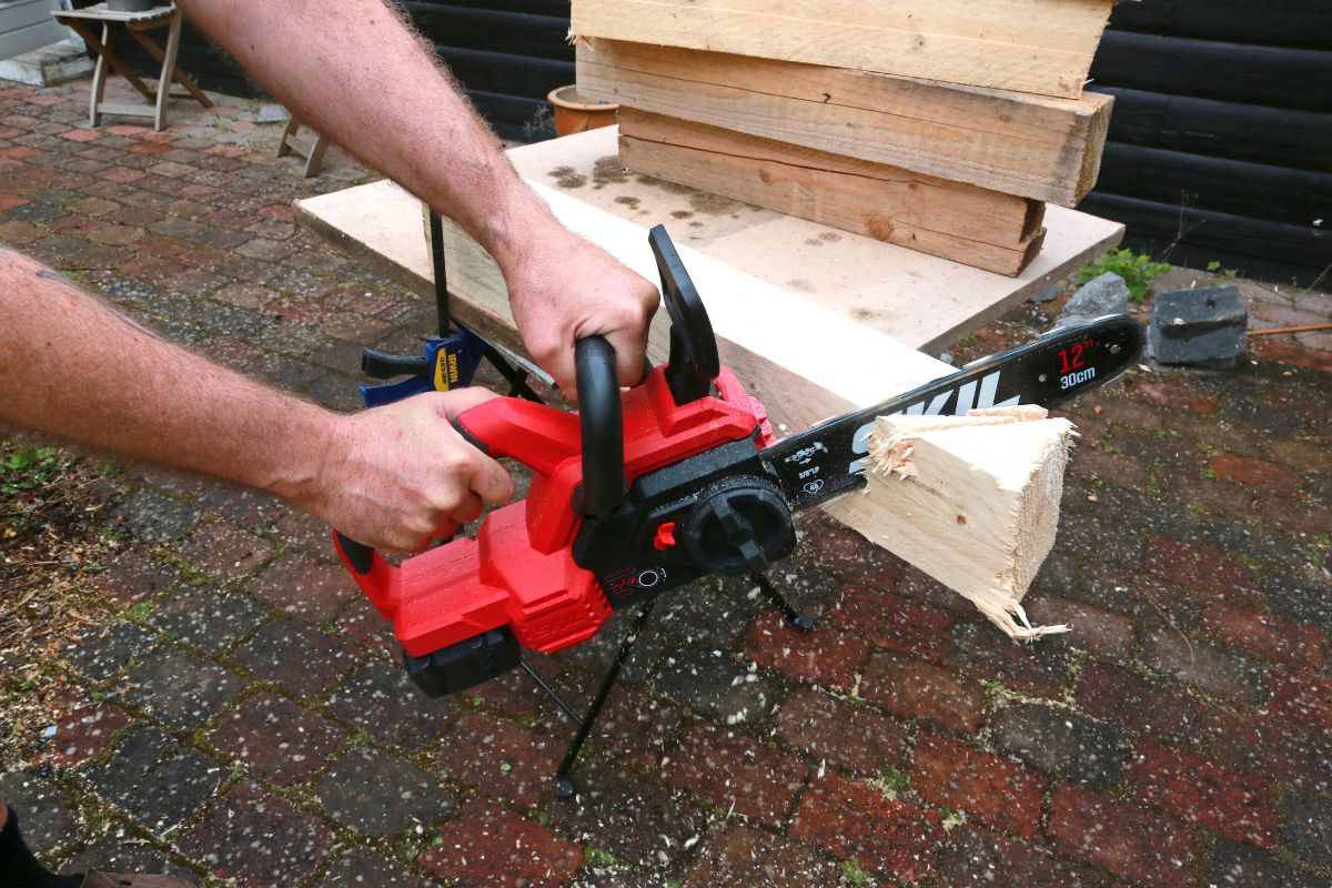 Vahva ja pieni akkuketjusaha