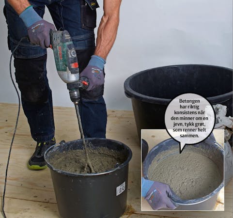 Fuglebad i betong | Bland den tørre betongen med vannet og rør grundig.