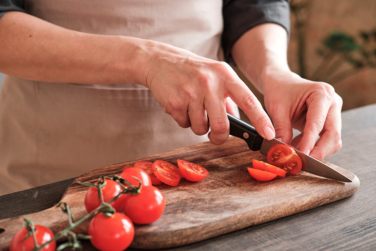 Skjær tomatene i tynne skiver. Hver skive inneholder mange frø.