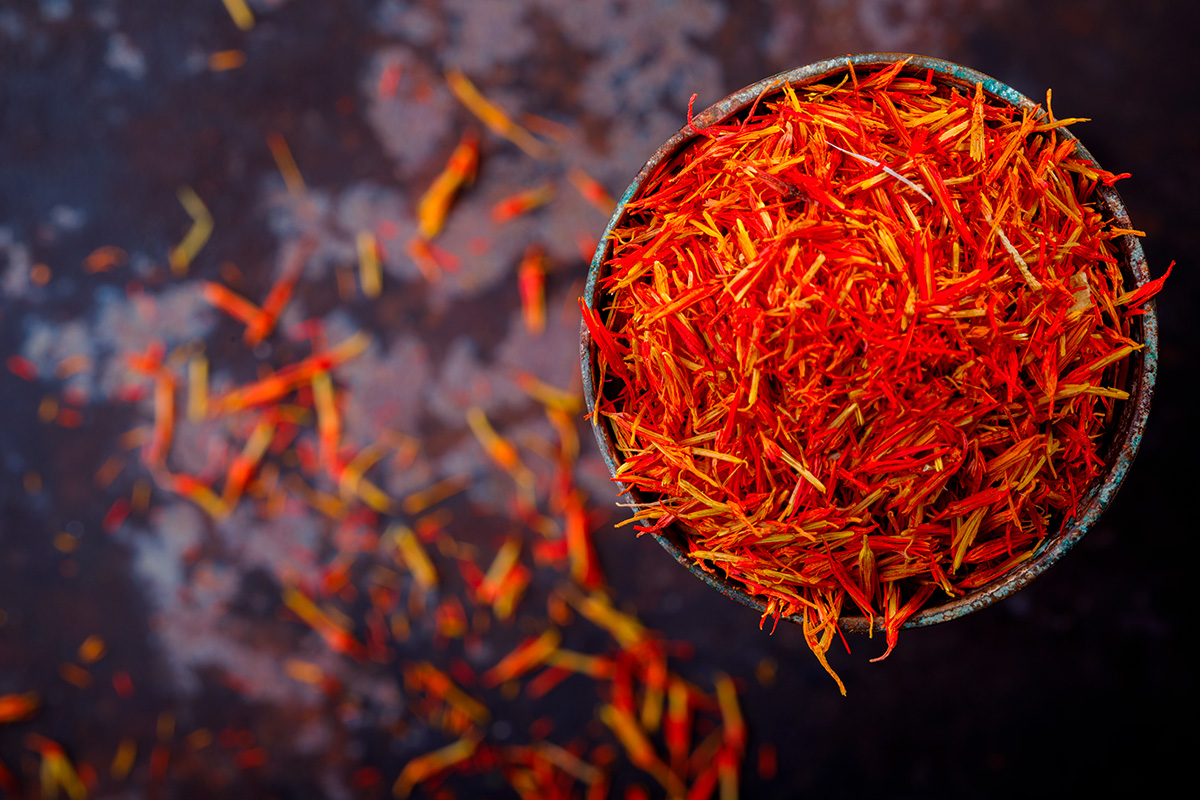 Tørket safrankrydder i et glass