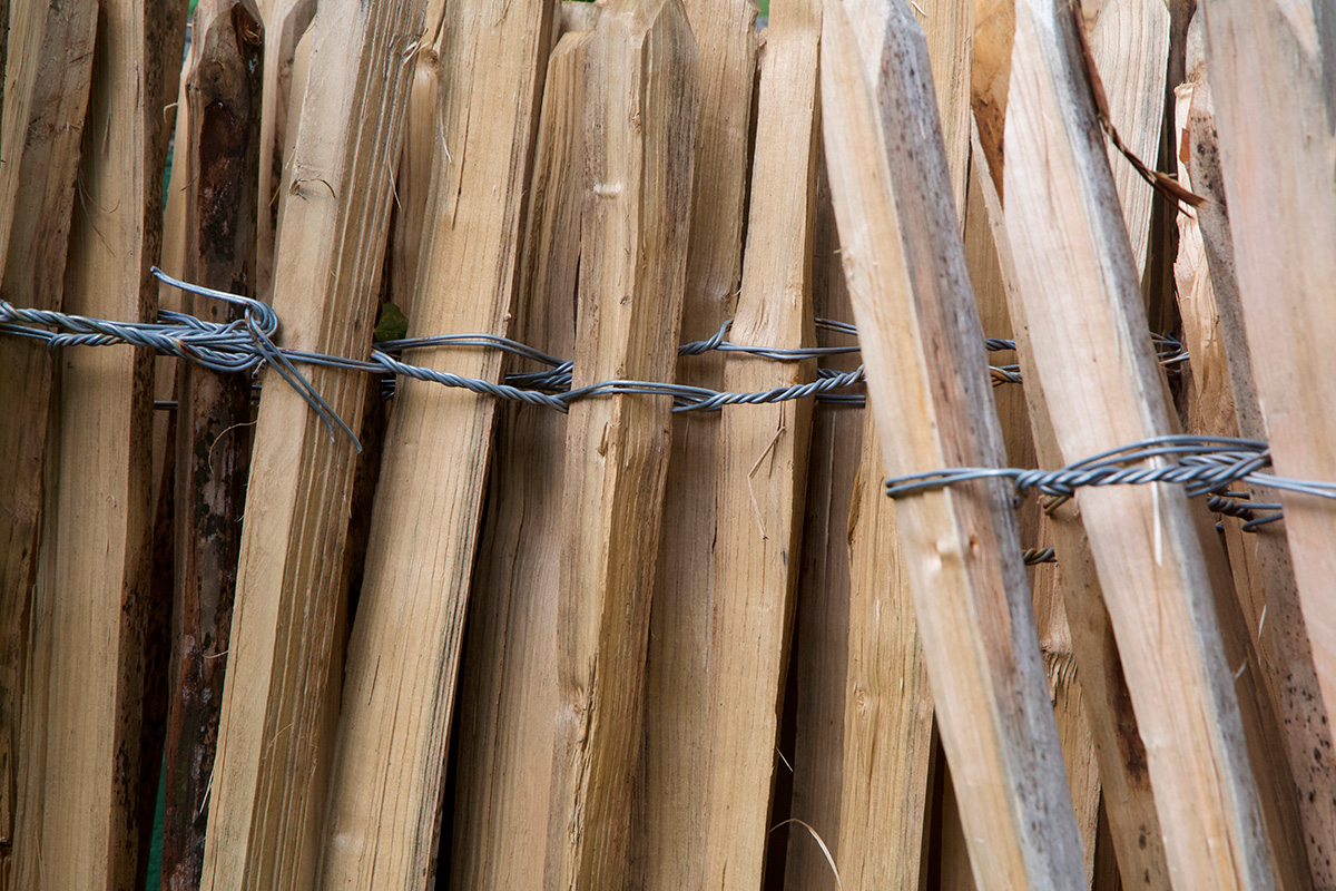 Gjerderull med kastanjetrestaver som er bundet sammen.