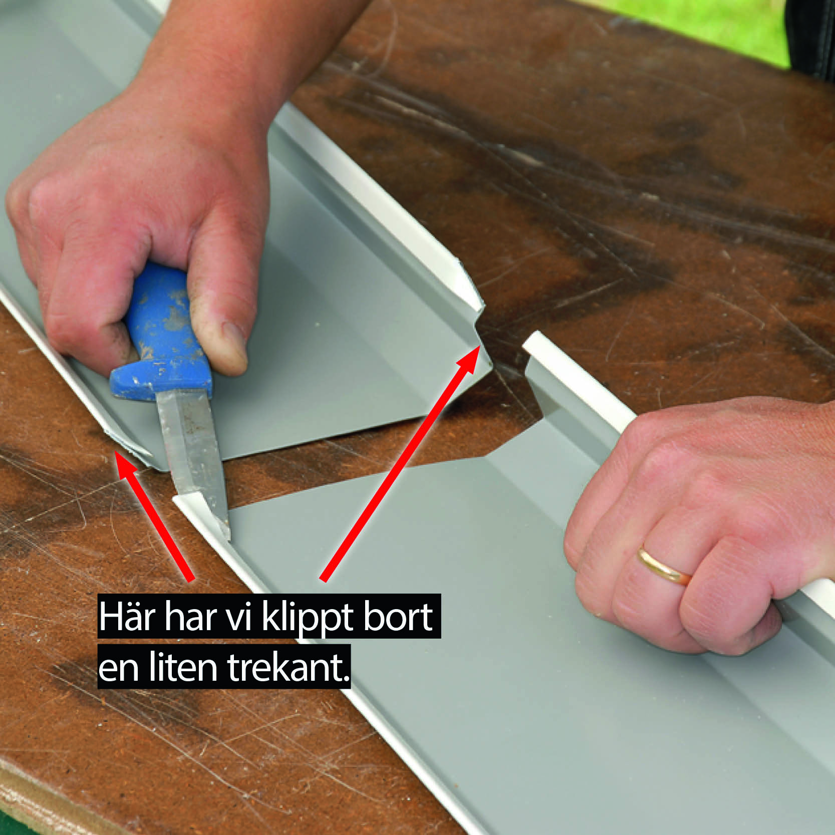 Vik upp flikarna lite på den plåt som ska ligga överst