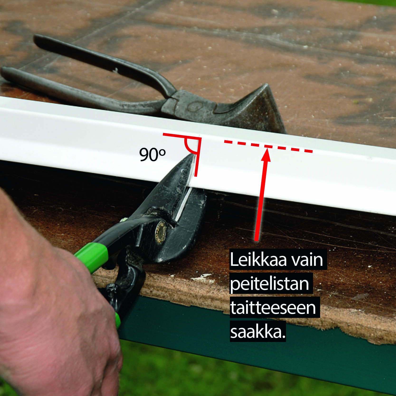 Peitelistaa leikataan peltisaksilla