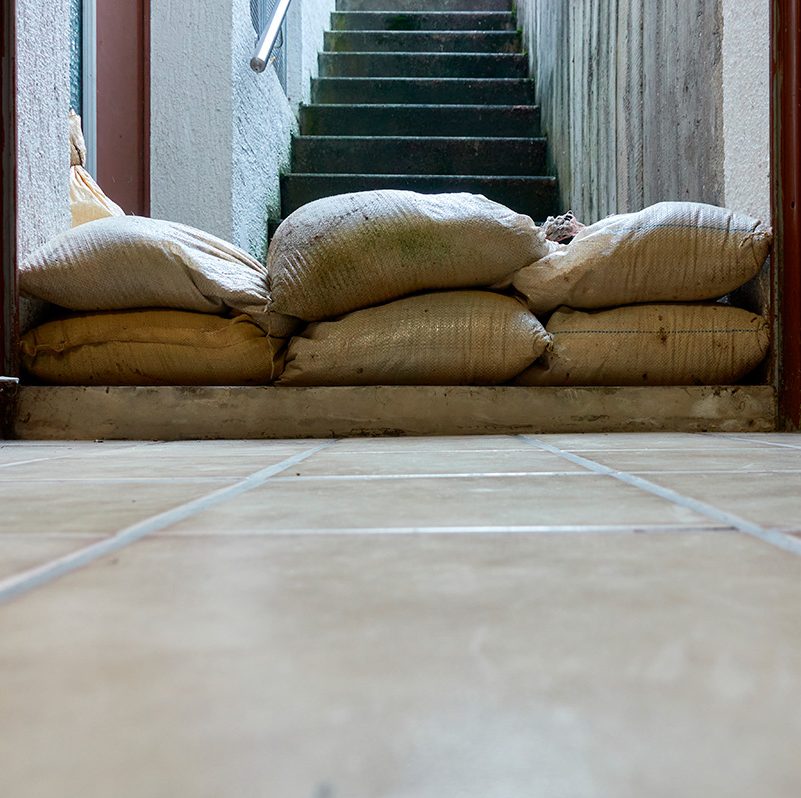 Sandsekker ved inngangen til kjelleren som beskyttelse mot skybrudd.