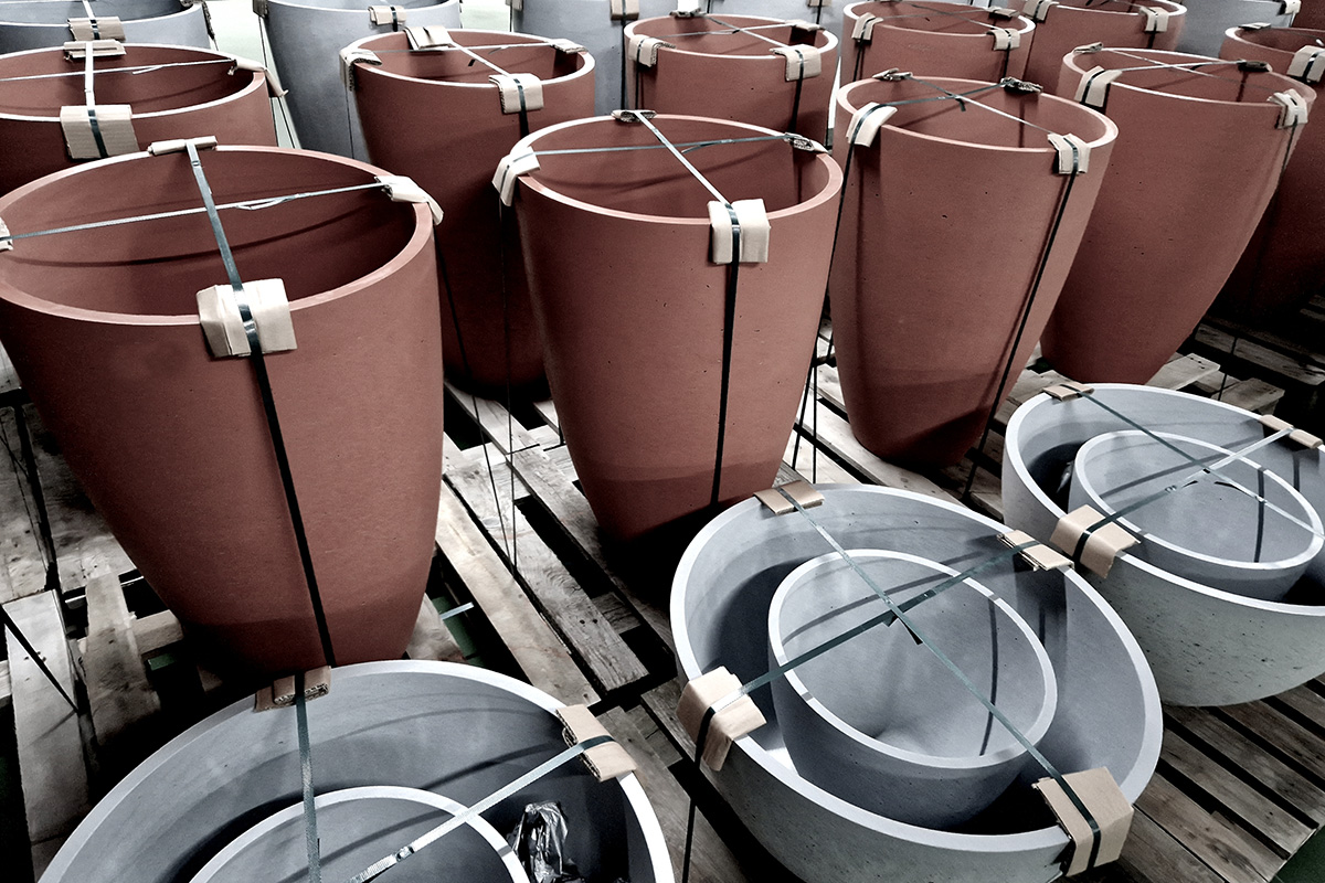 Erikokoisia kukkaruukkuja